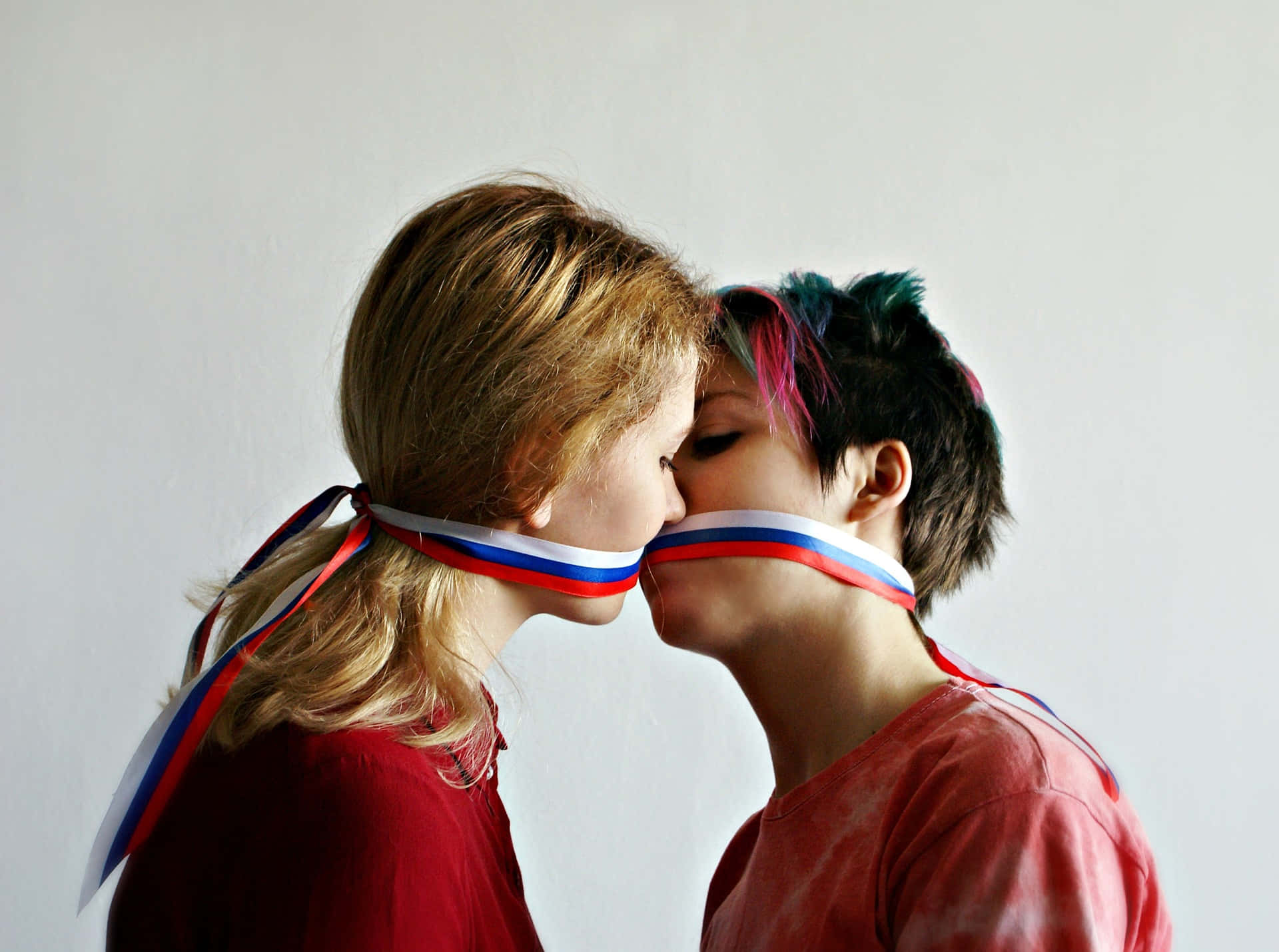 Mujeres Lesbianas, Russian flag ribbons, kiss, Full HD Desktop Wallpaper