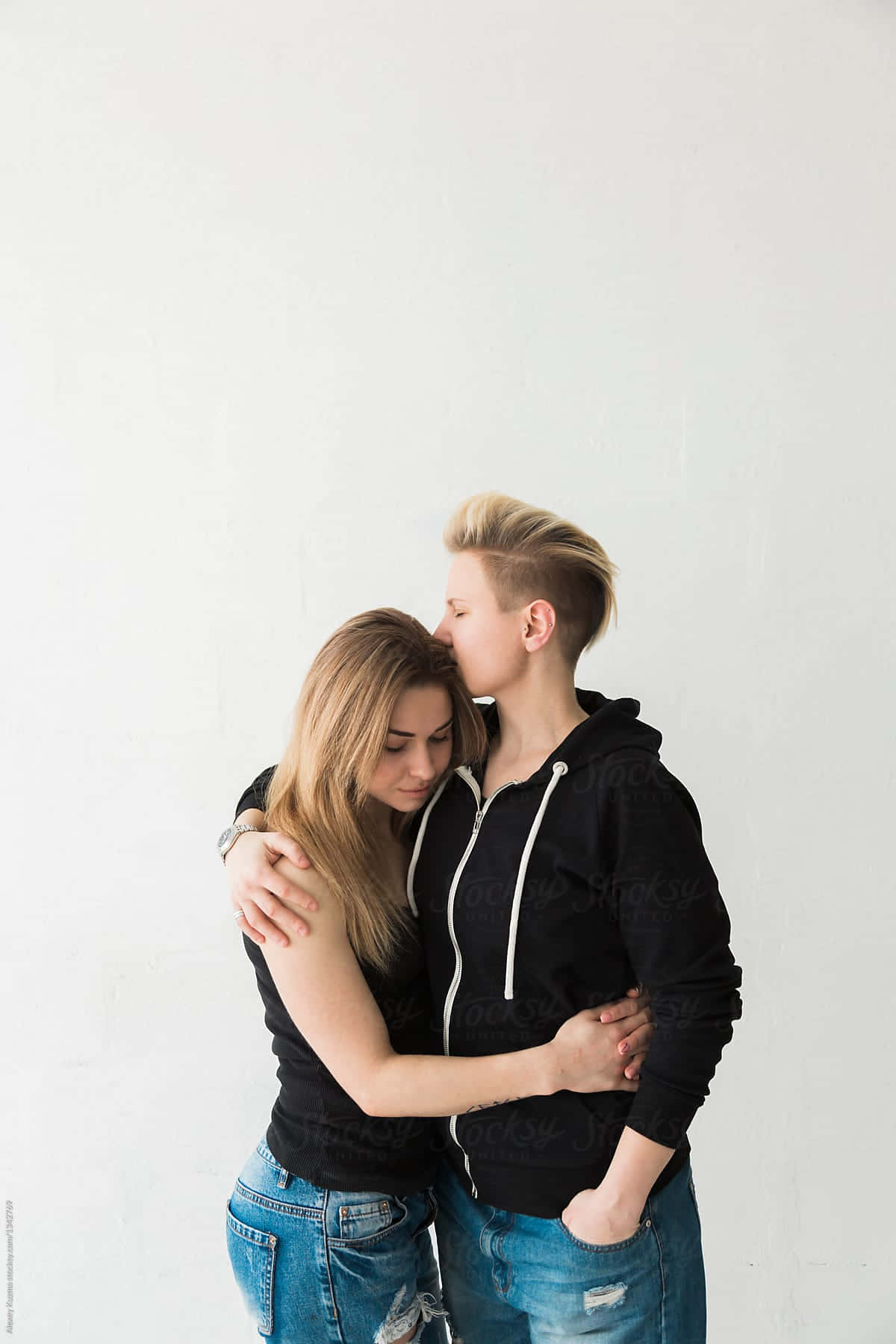 Mujeres Lesbianas, white wall, cheek kiss, HD Phone Wallpaper
