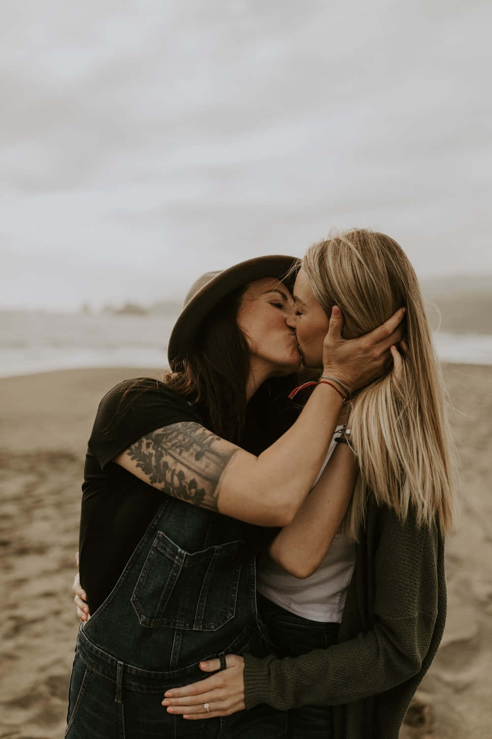 mujeres lesbianas, beach, ocean waves, HD Phone Wallpaper