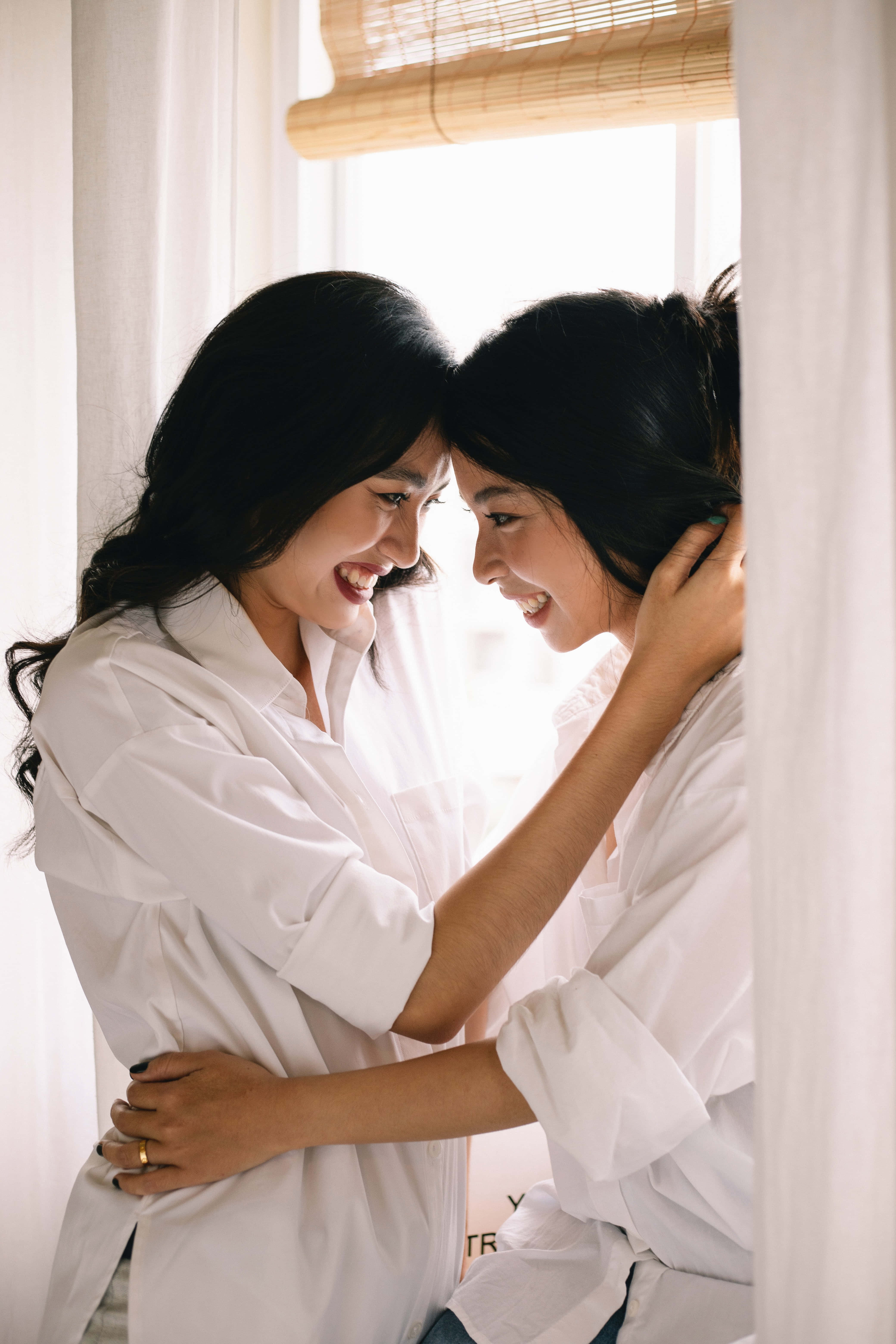 mujeres lesbianas, white shirts, window, 5K Phone Wallpaper