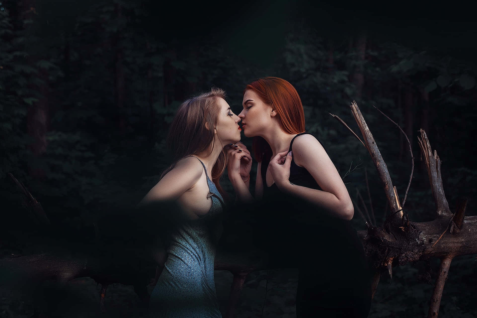 Mujeres Lesbianas, dark forest, soft beams of light, Full HD Desktop Wallpaper