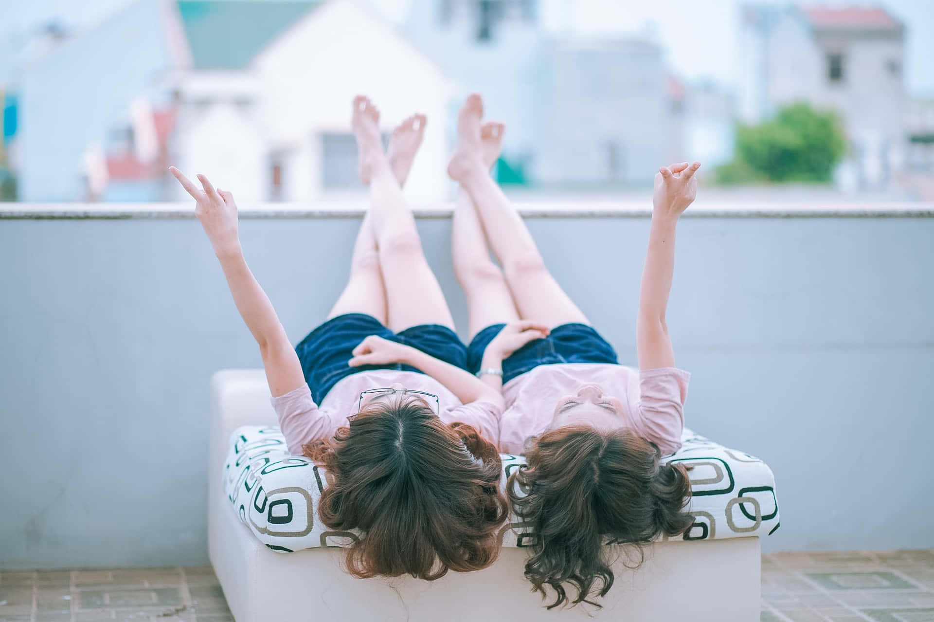 Mujeres Lesbianas, rooftop sofa, city backdrop, Full HD Desktop Wallpaper