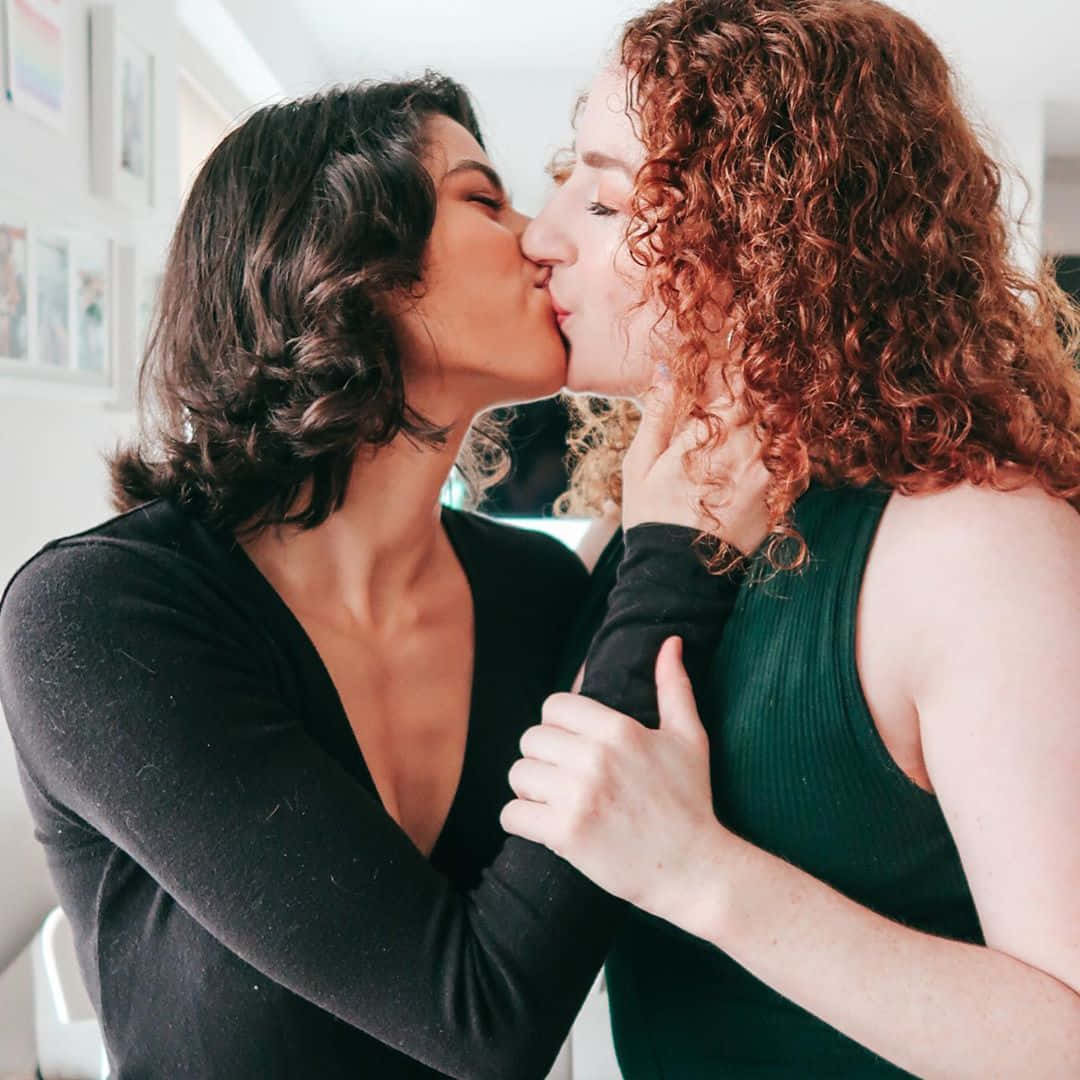 mujeres lesbianas, curly red hair, passionate kiss, SD Desktop Wallpaper