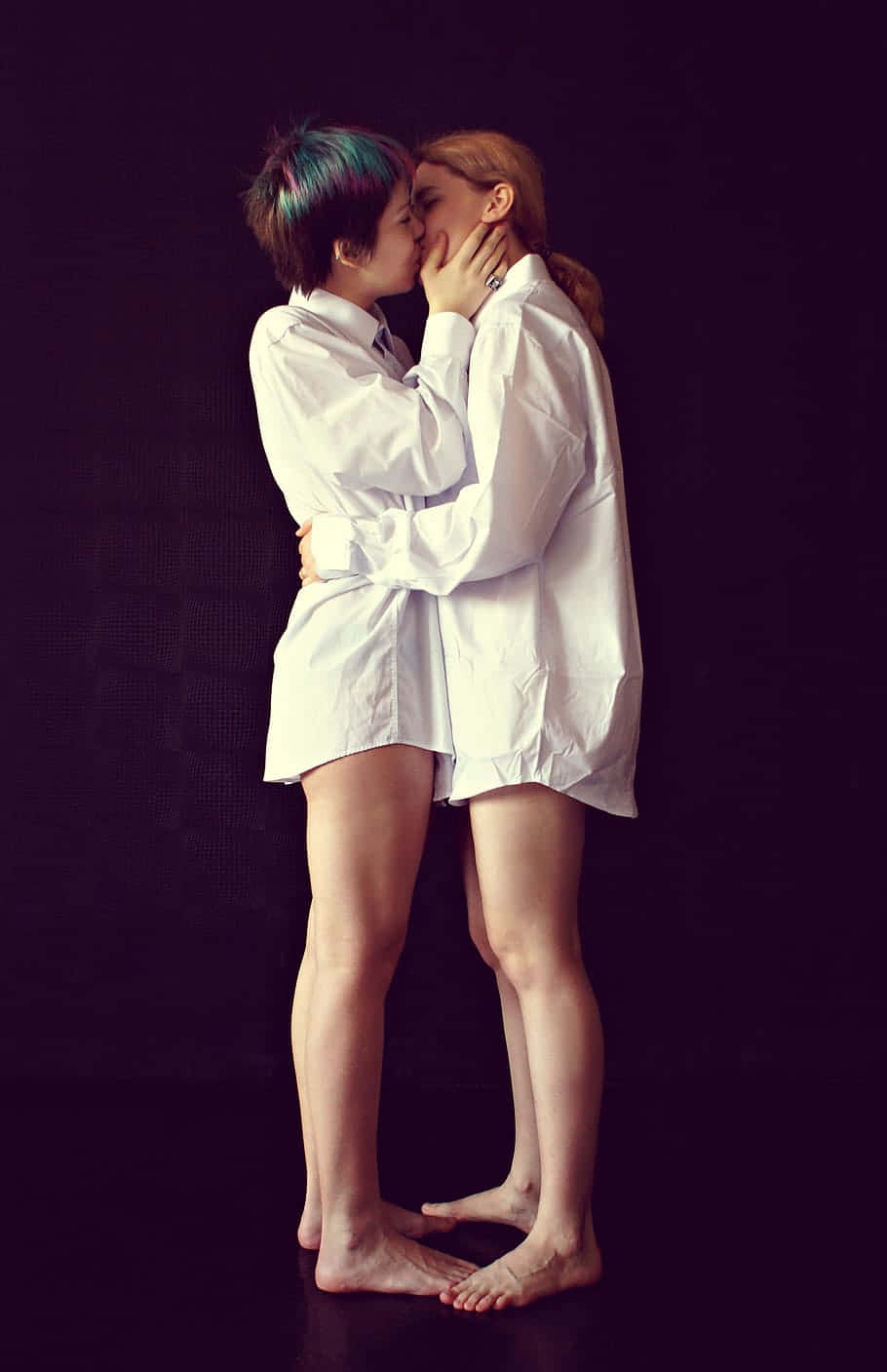 mujeres lesbianas, oversized white shirts, vibrant blue and green hair, HD Phone Wallpaper