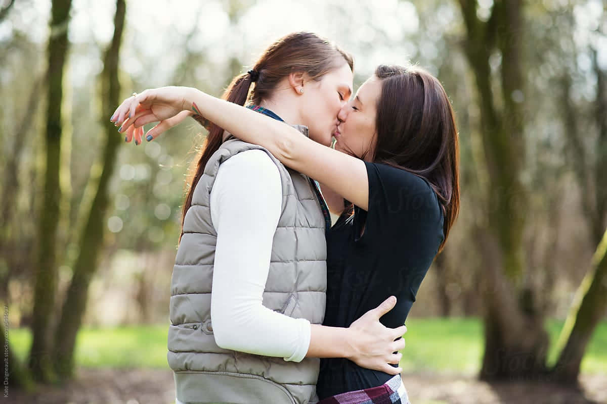Mujeres Lesbianas, sunlit forest, blurred trees, SD Desktop Wallpaper