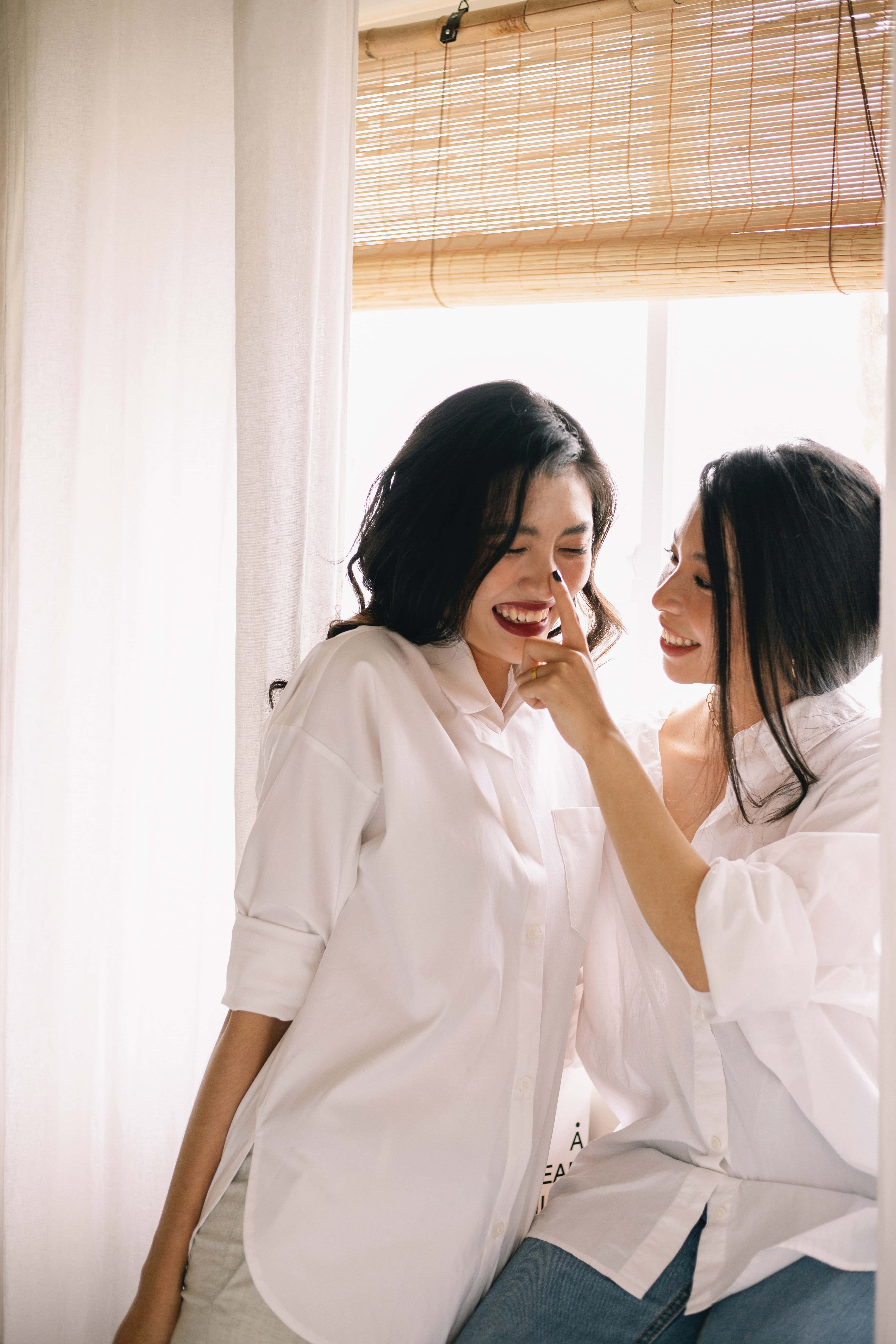 Mujeres Lesbianas, white shirts, window, 5K Phone Wallpaper
