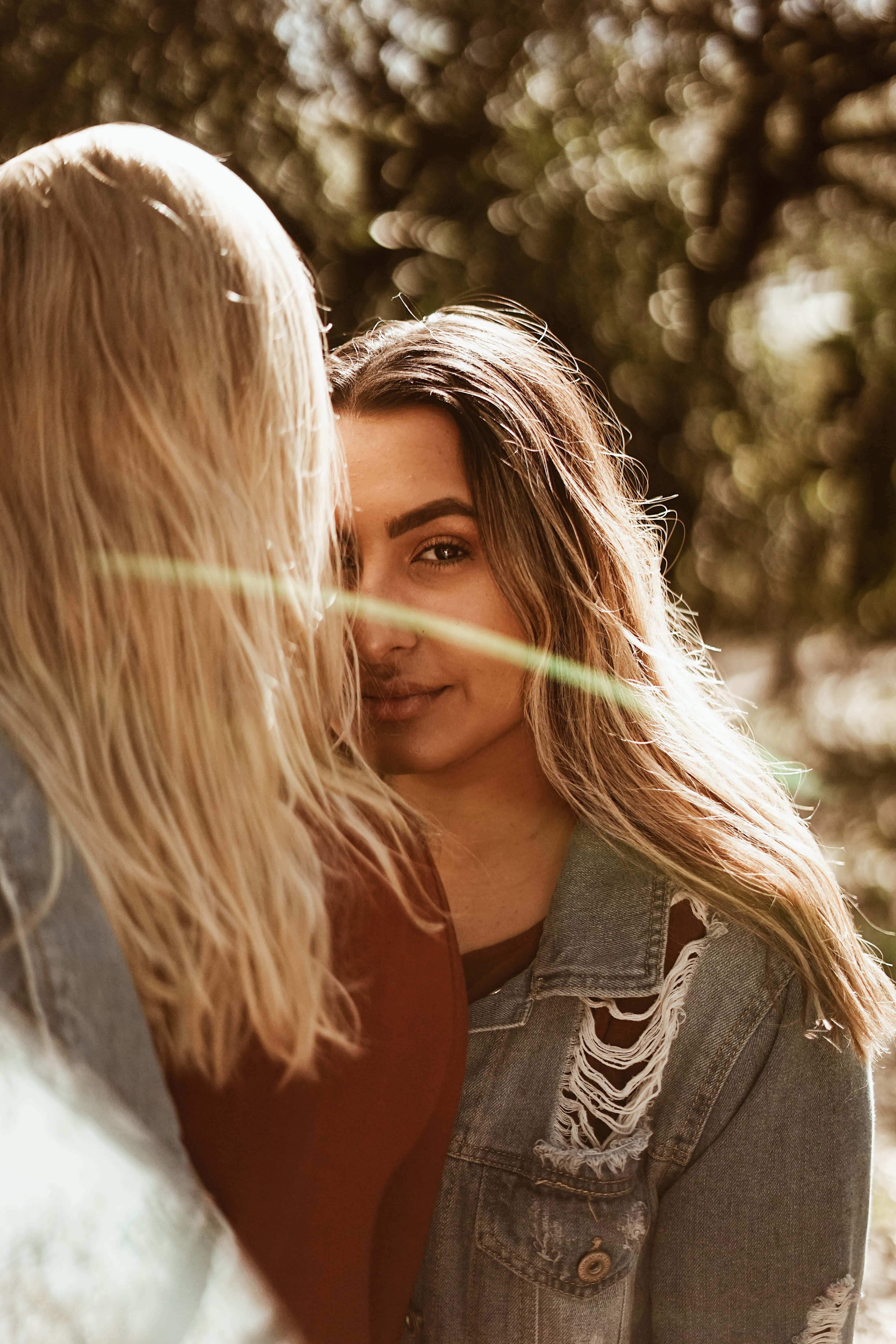 blonde, mujeres lesbianas, sunlit forest, 5K Phone Wallpaper