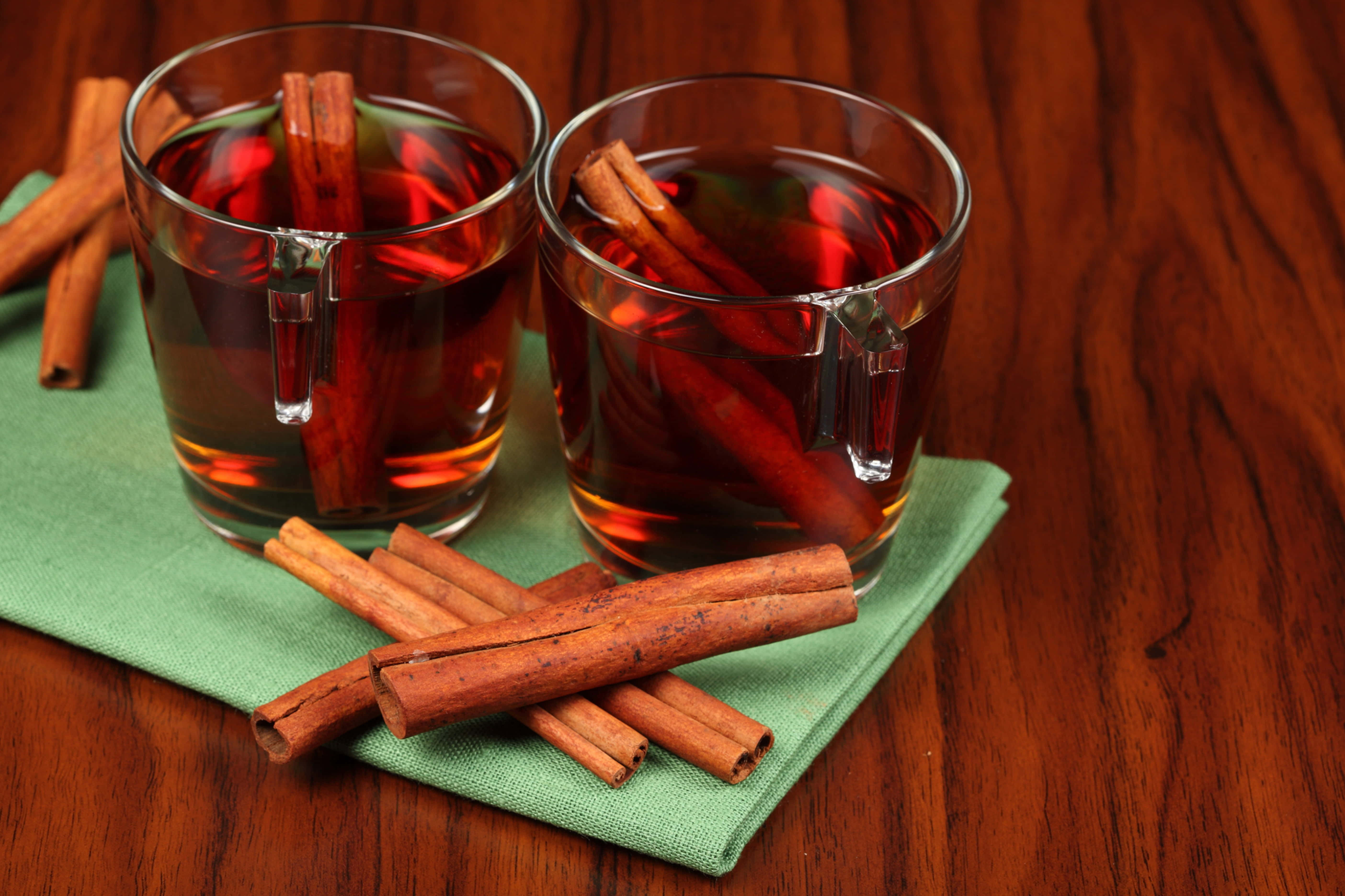 Mulled Wine, cinnamon sticks, green napkin, 5K Desktop Wallpaper