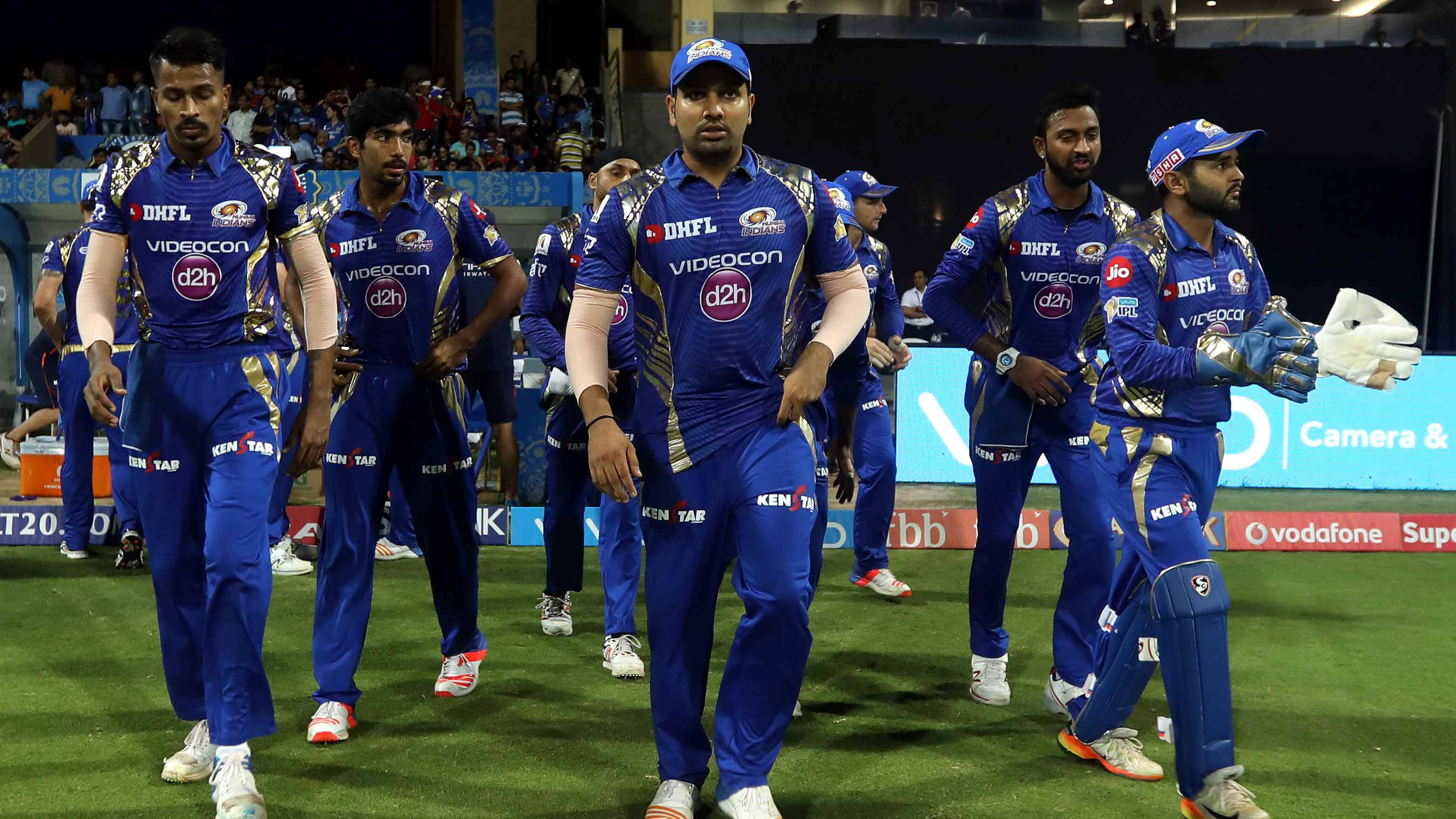 Mumbai Indians, blue uniforms, green field, 2K Desktop Wallpaper