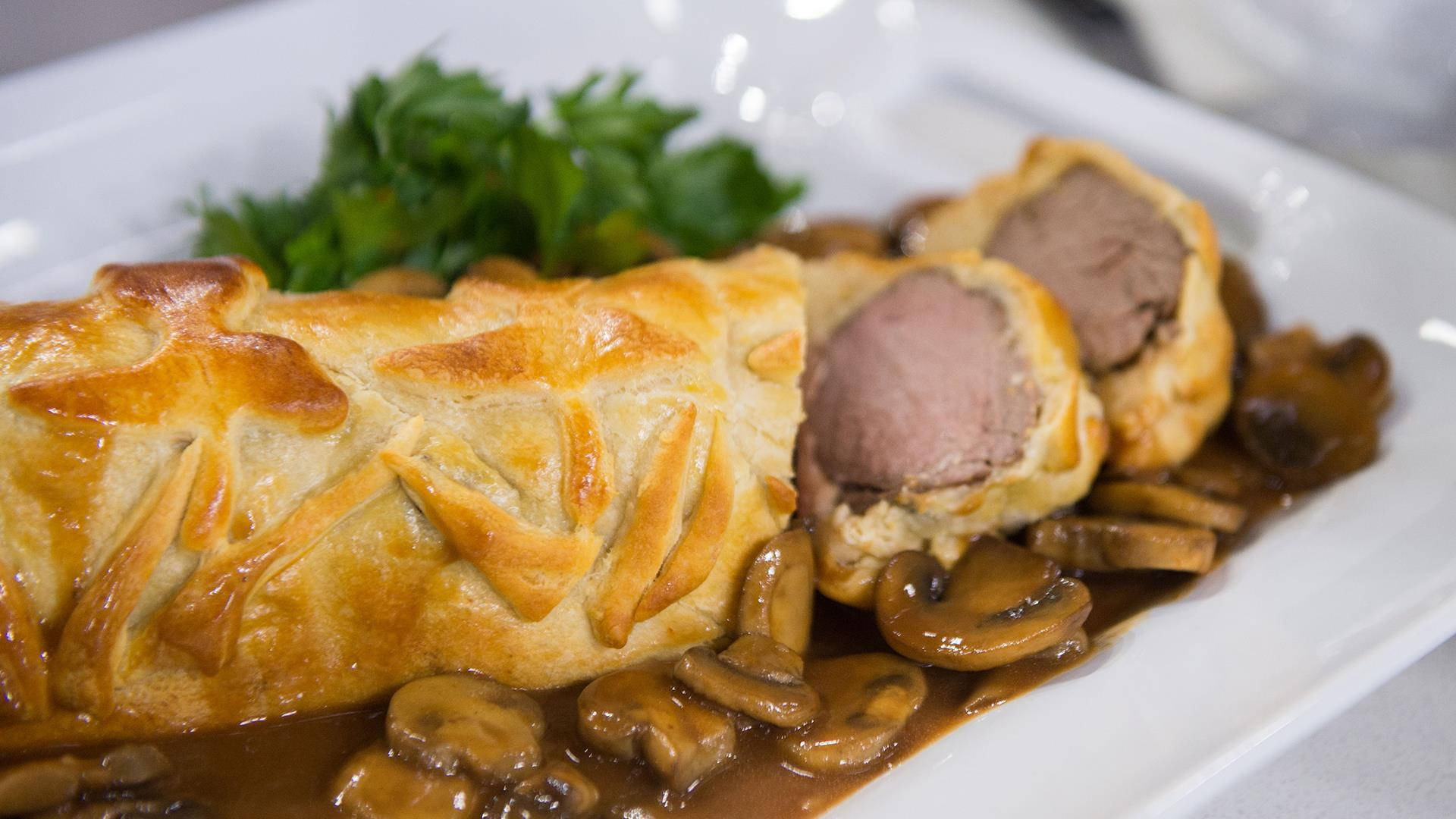 Beef Wellington, mushroom sauce, golden-brown pastry, Full HD Desktop Wallpaper