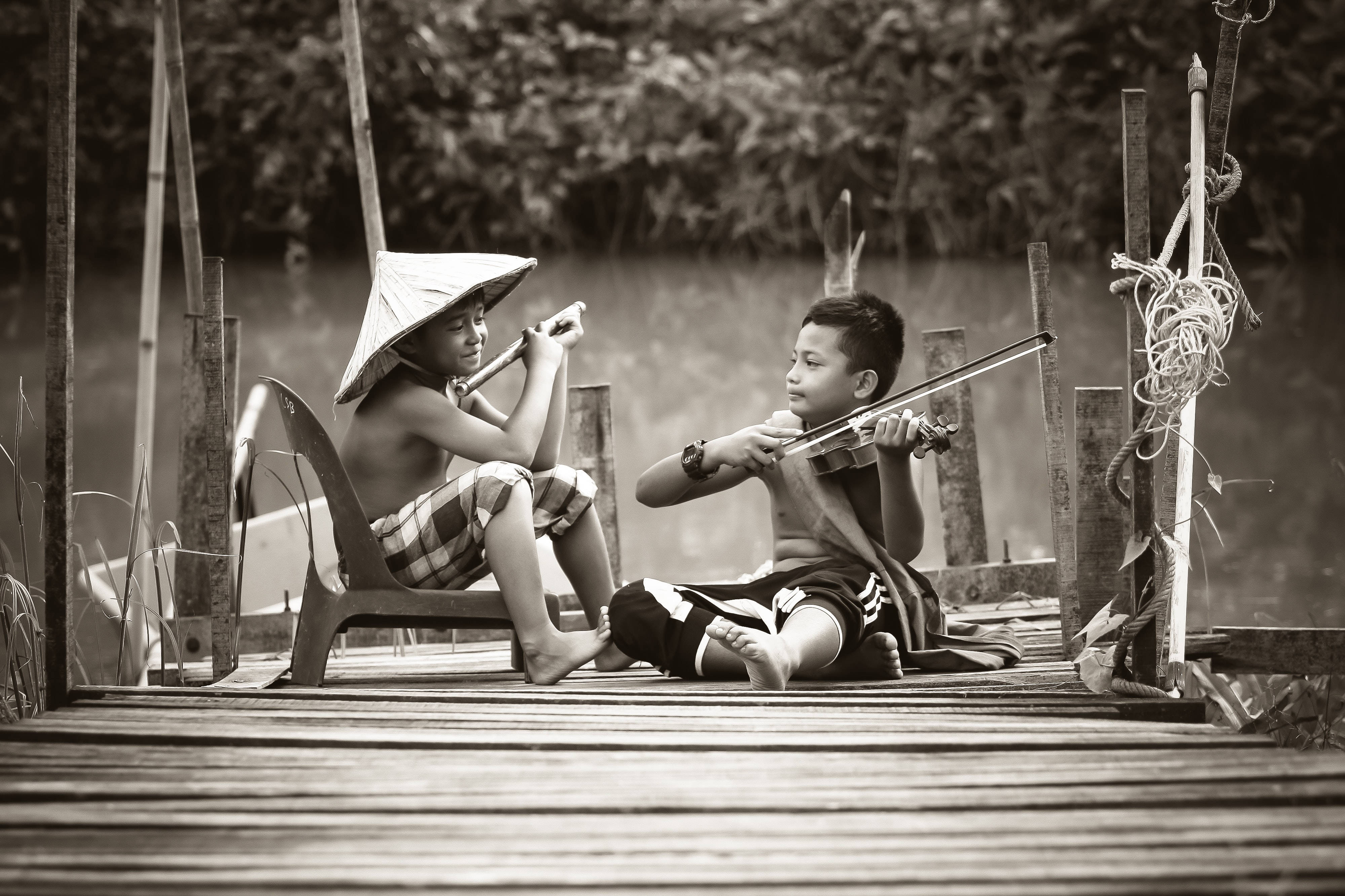 kids making music 4k, two barefoot boys, instruments, 4K Desktop Wallpaper