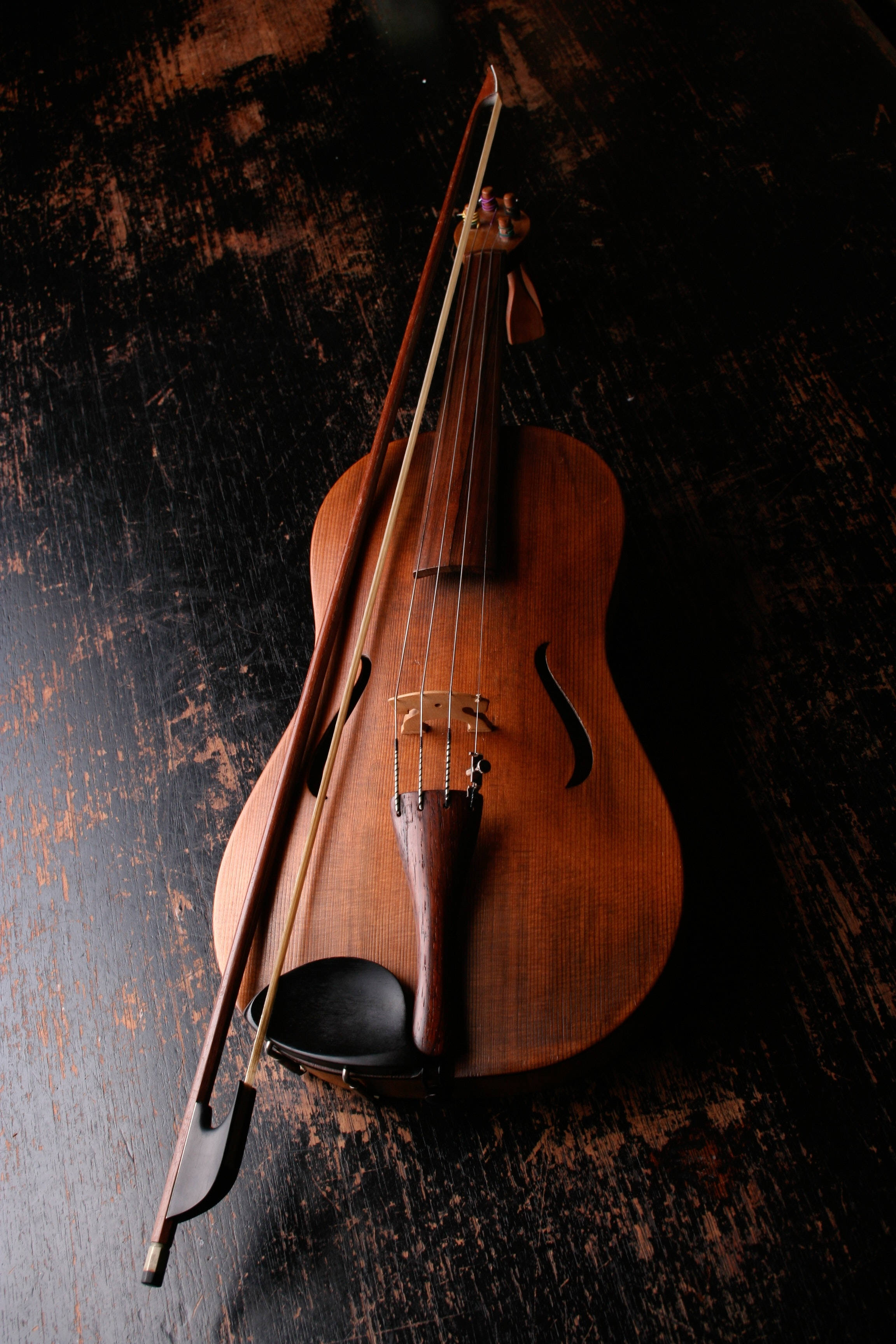 violin, bow, dark weathered wooden surface, 2K Phone Wallpaper