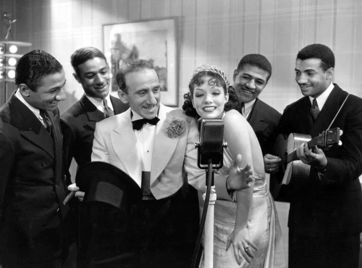 1940s singer, sequined gown, vintage microphone, SD Desktop Wallpaper