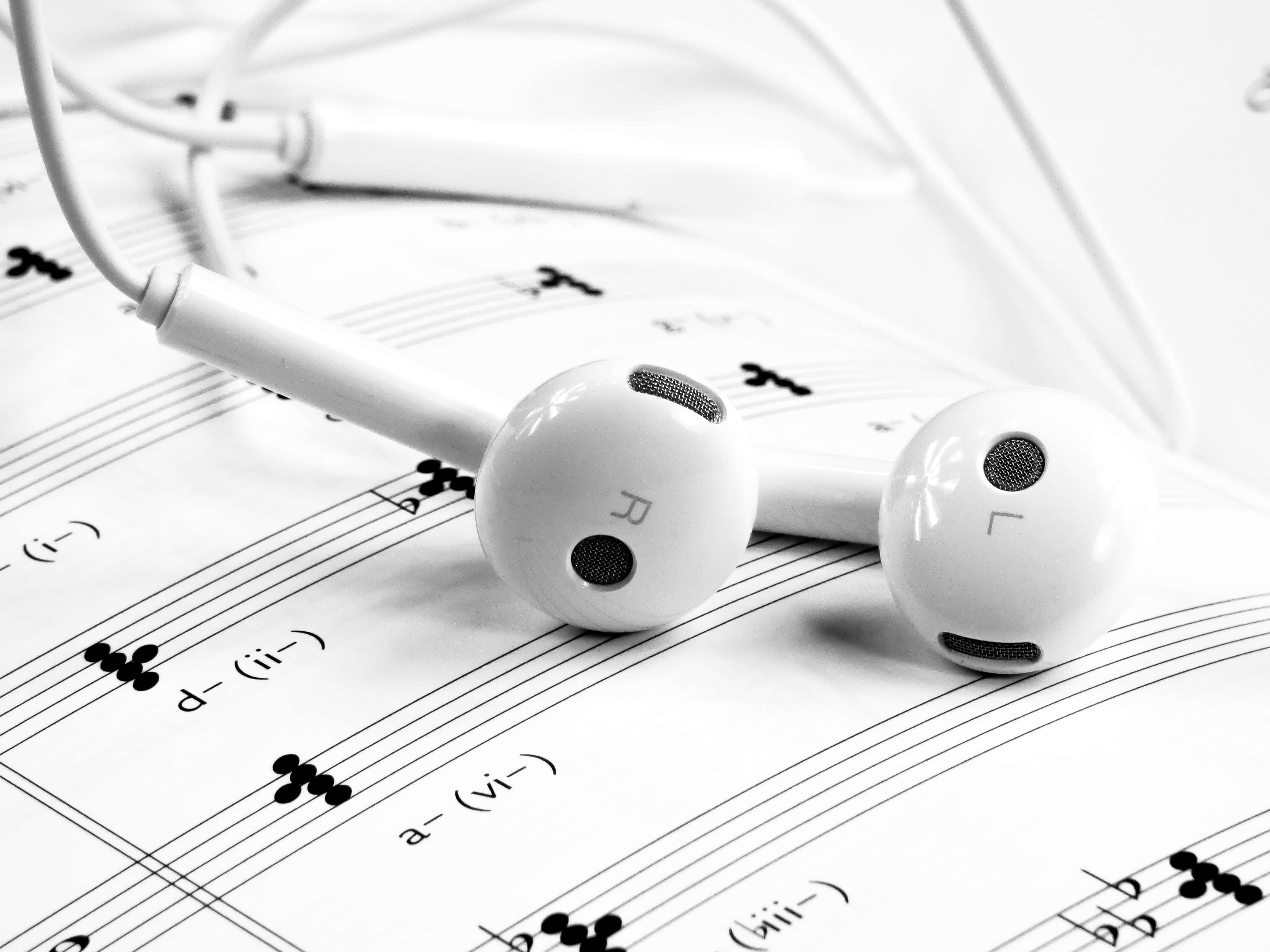 earphones, music sheet, music notes, 4K Desktop Wallpaper