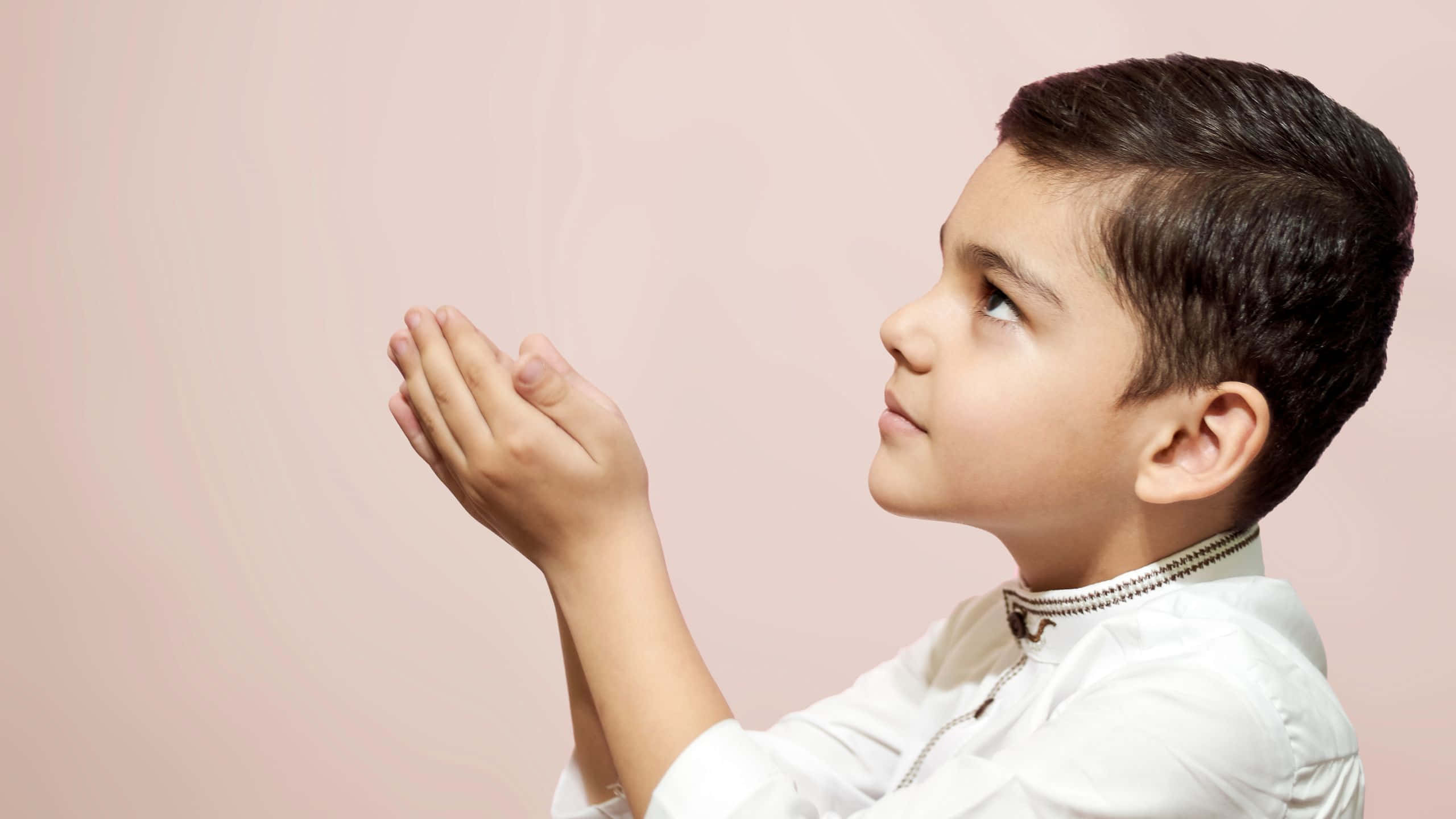 Muslim Boy, white shirt, hands clasped, 2K Desktop Wallpaper