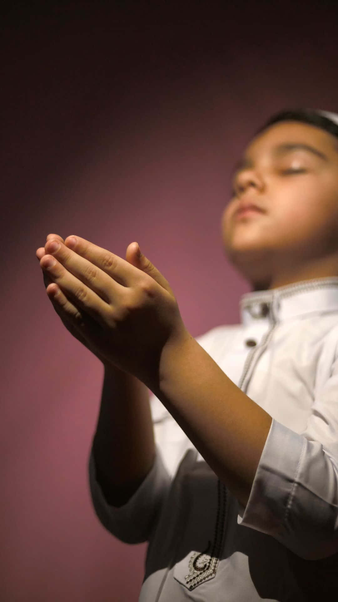 praying muslim boy, white prayer attire, violet background, Full HD Phone Wallpaper