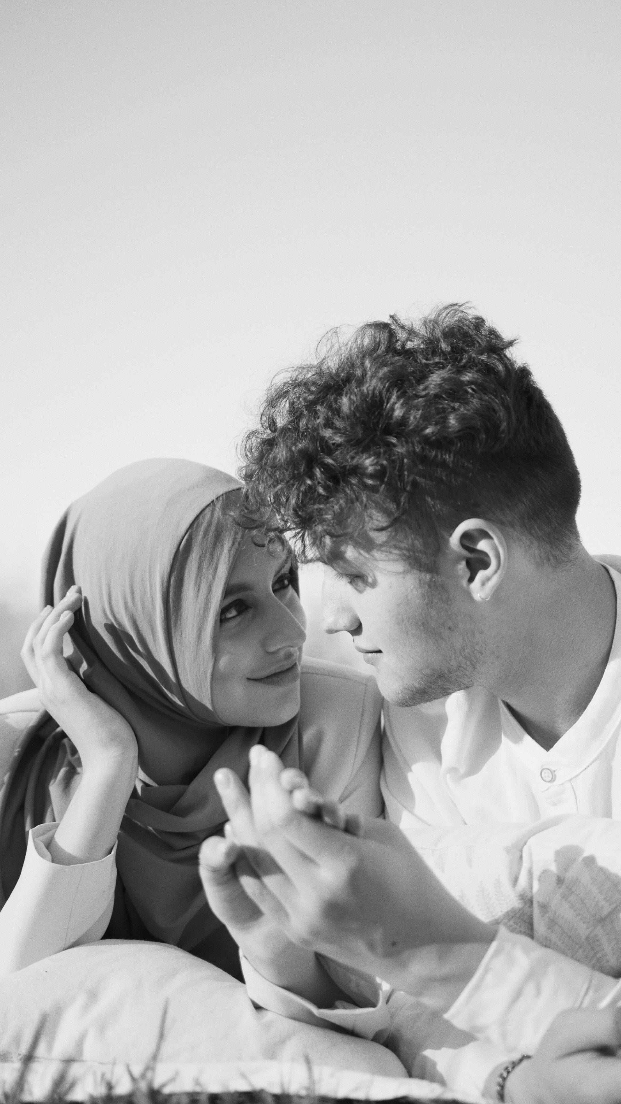 monochromatic, loving muslim couple, black and white portrait, 4K Phone Wallpaper