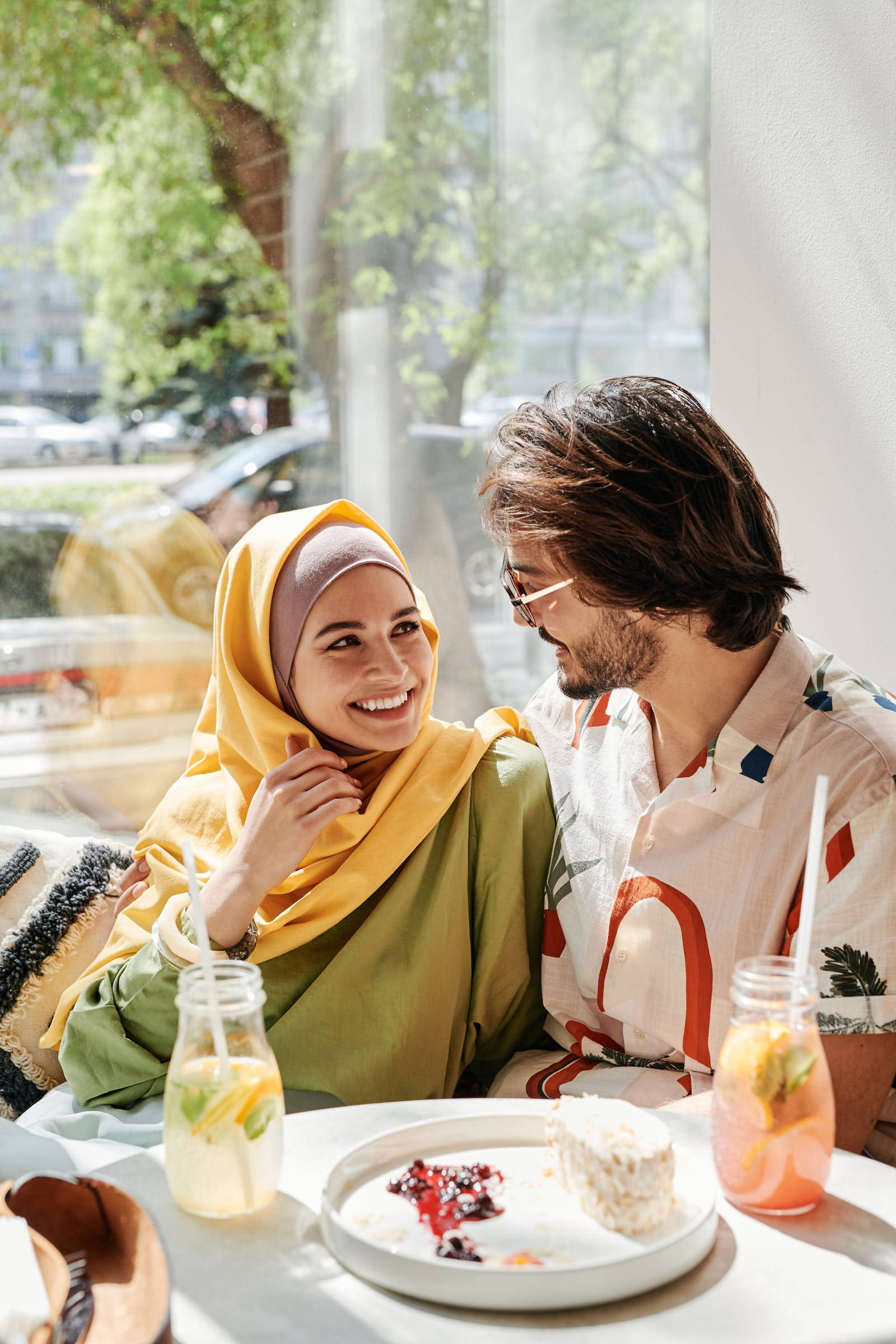 Muslim Couple, cafe, sunny, Full HD Phone Wallpaper