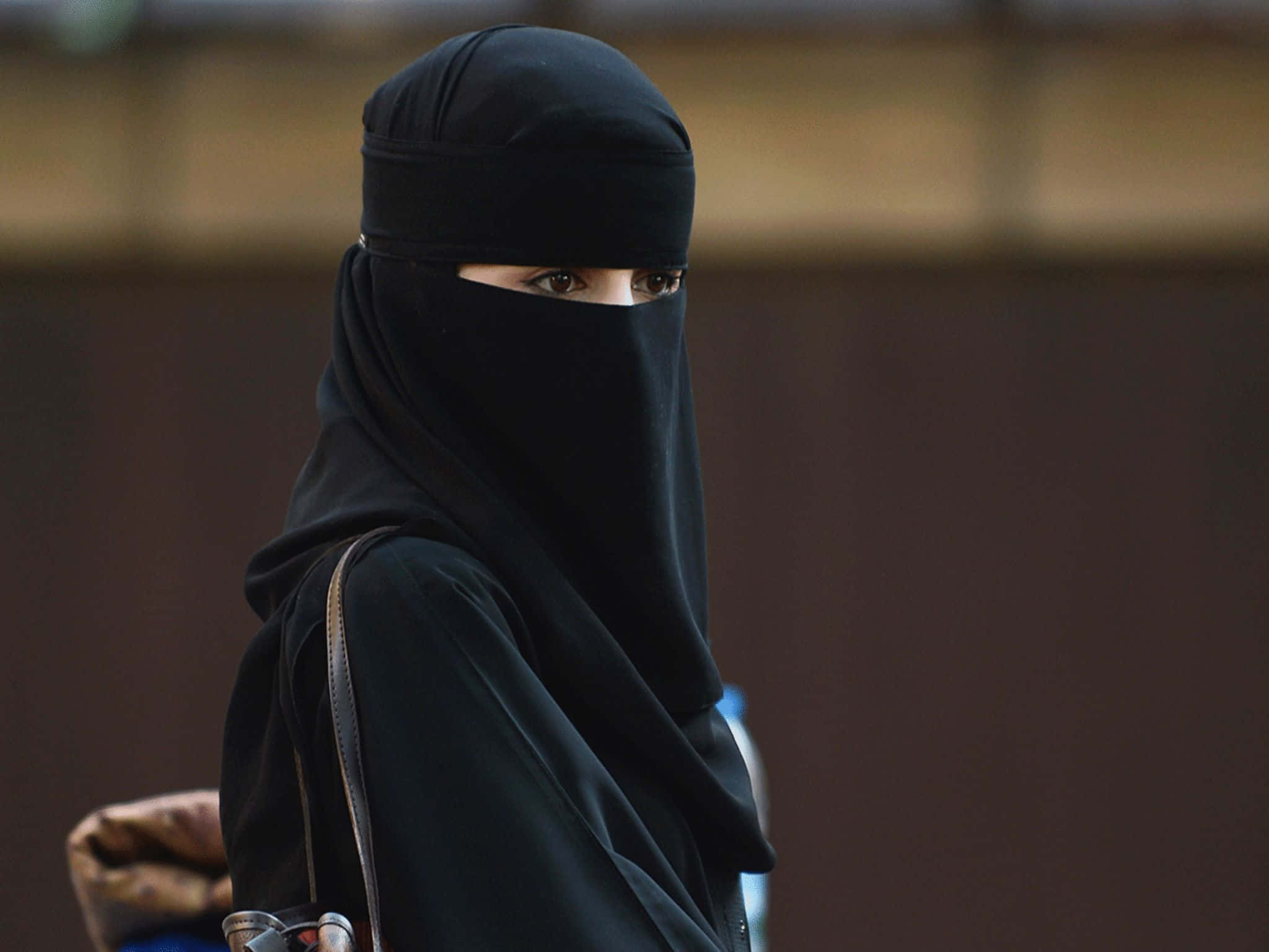 woman in niqab, black niqab, focused gaze, Full HD Desktop Wallpaper