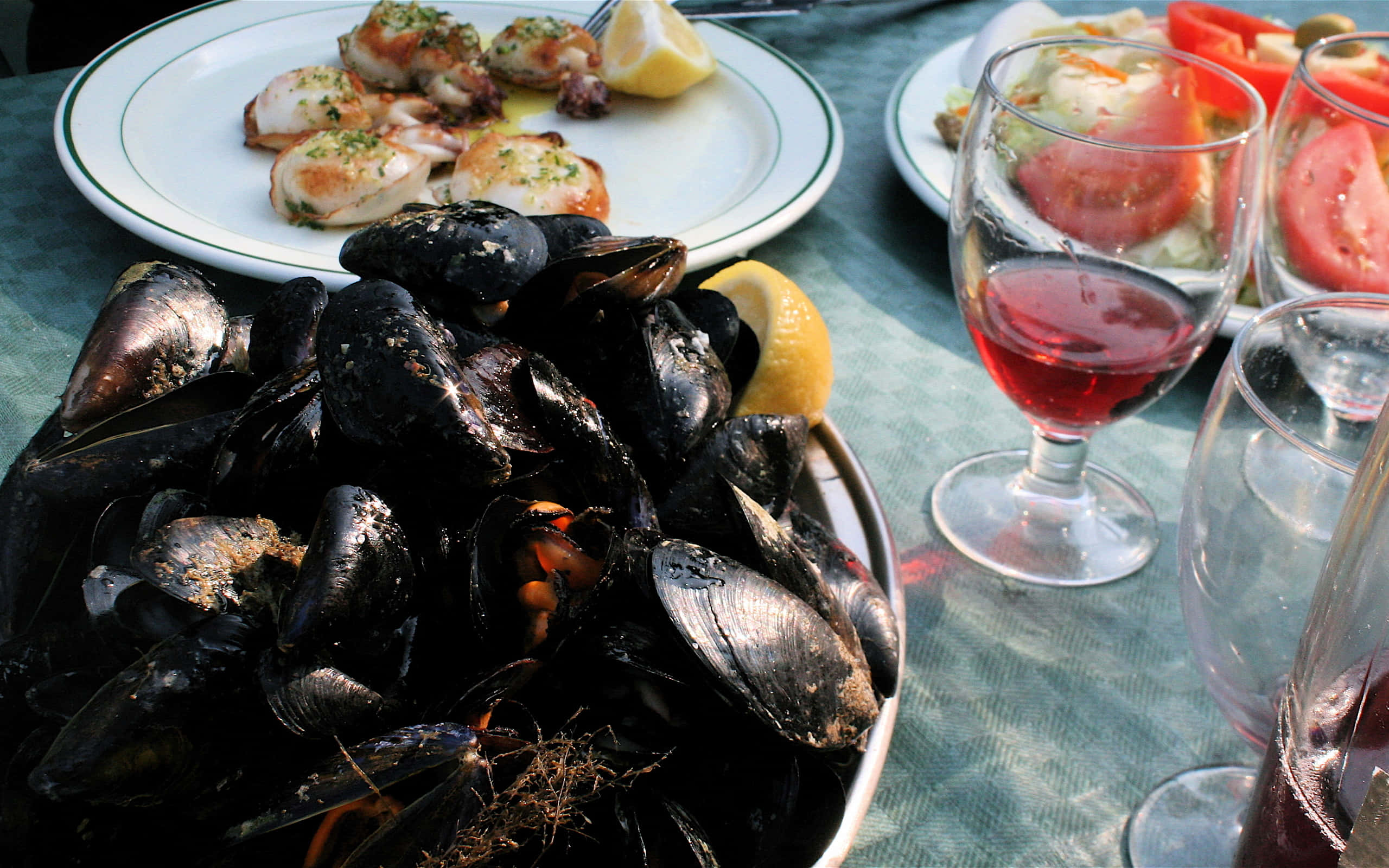 black mussels, lemon wedges, scallops, 2K Desktop Wallpaper