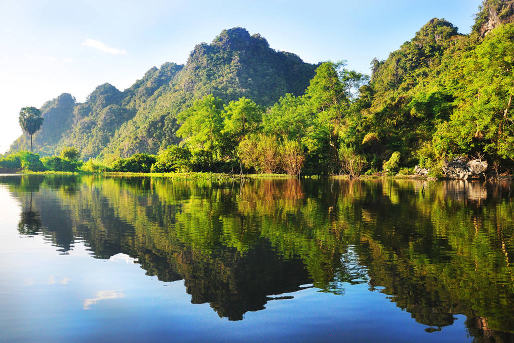 Green Lake, Myanmar, karst mountains, SD Desktop Wallpaper