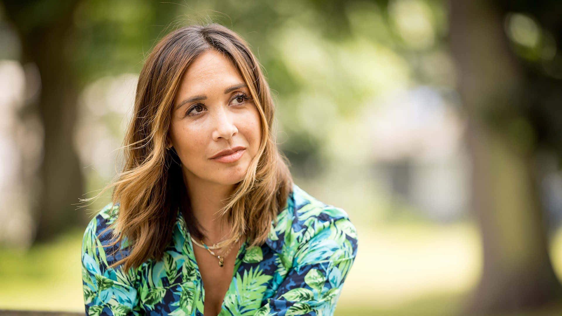 Myleene Klass, tropical shirt, sunlit park, Full HD Desktop Wallpaper