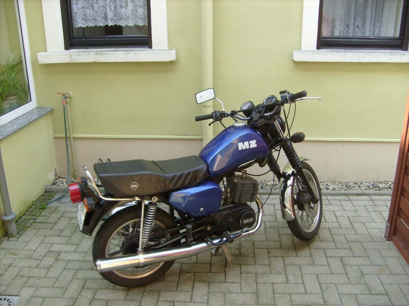 M Z Motorcycle, blue, paved courtyard, HD Desktop Wallpaper