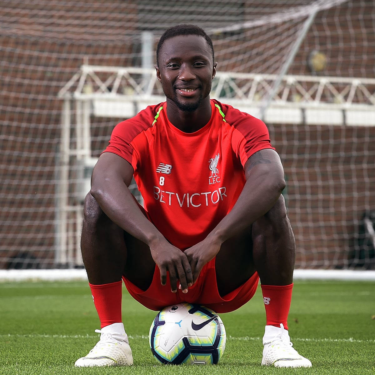 Naby Keita, red Liverpool training kit, green pitch, SD Desktop Wallpaper