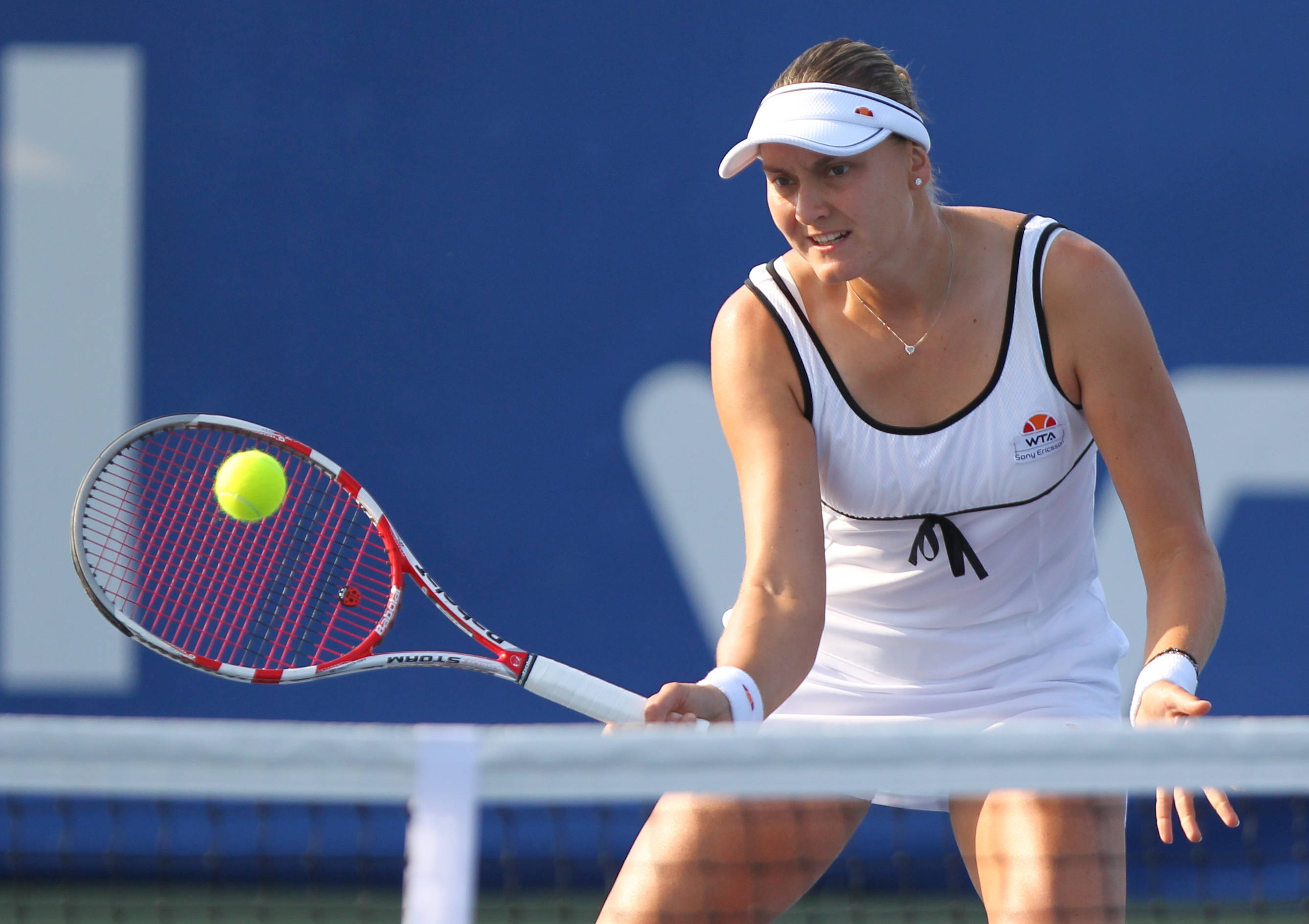 Nadia Petrova, low forehand stroke, white gear, 2K Desktop Wallpaper