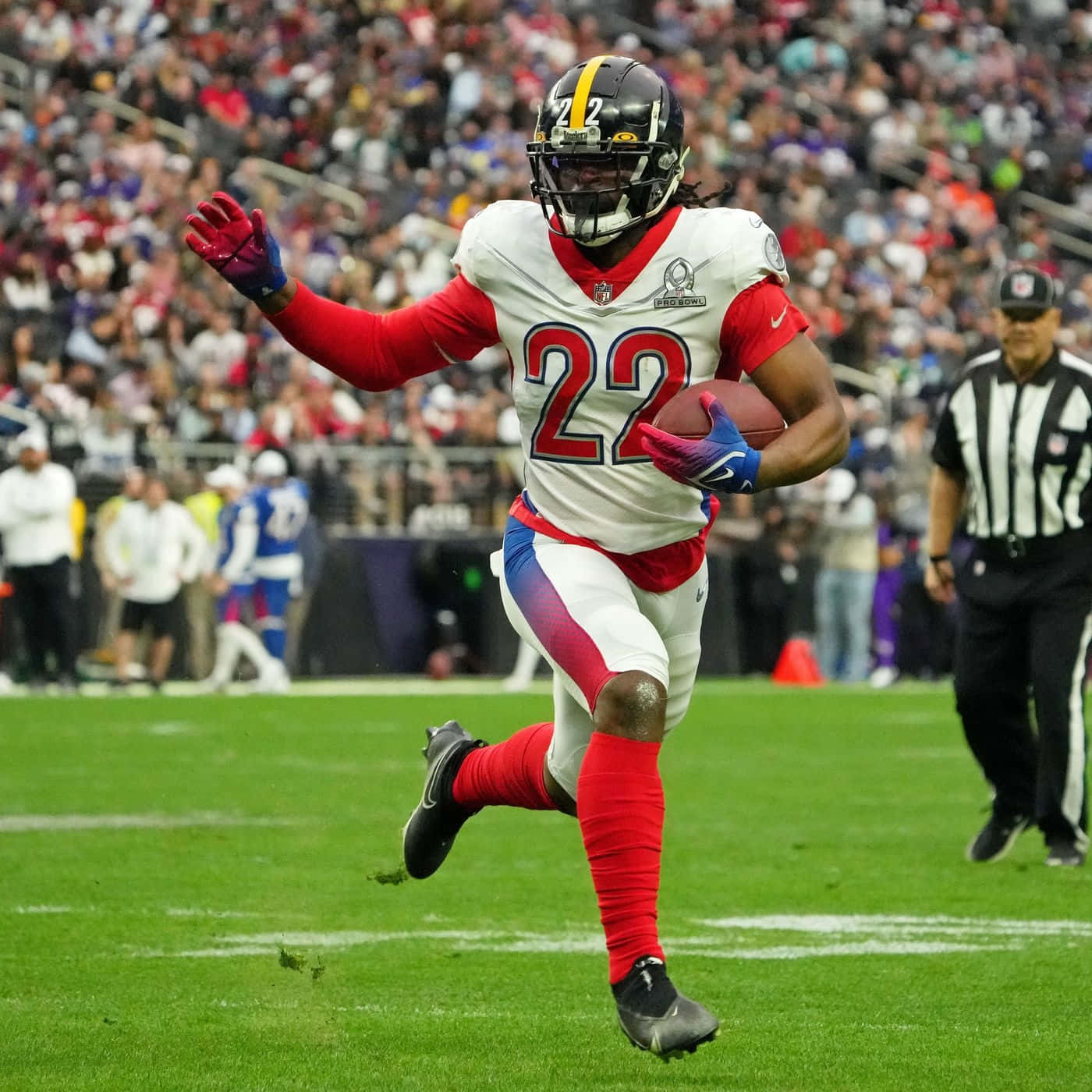 Najee Harris, white red and blue uniform, cheering crowd, HD Desktop Wallpaper