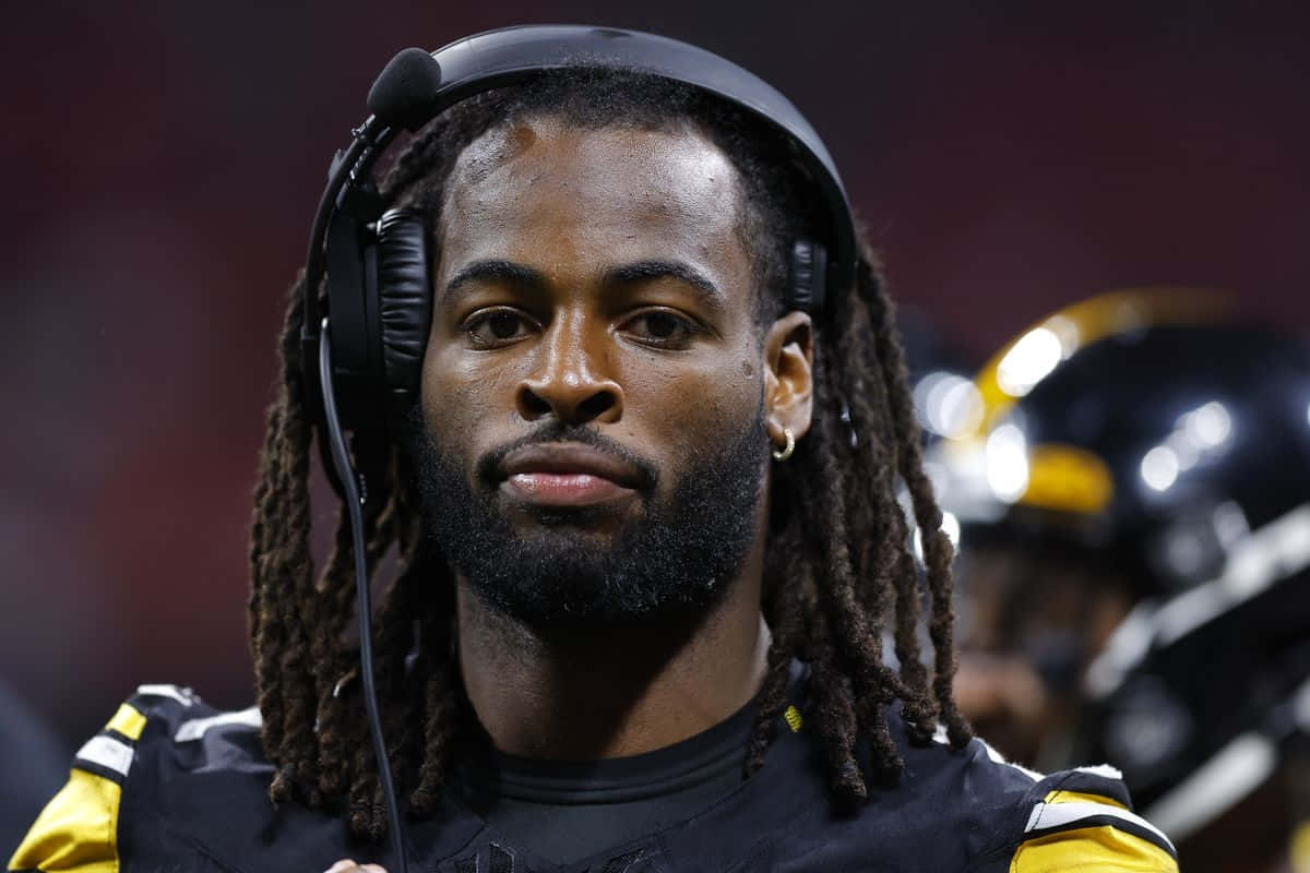 Najee Harris, headphones, football game, SD Desktop Wallpaper
