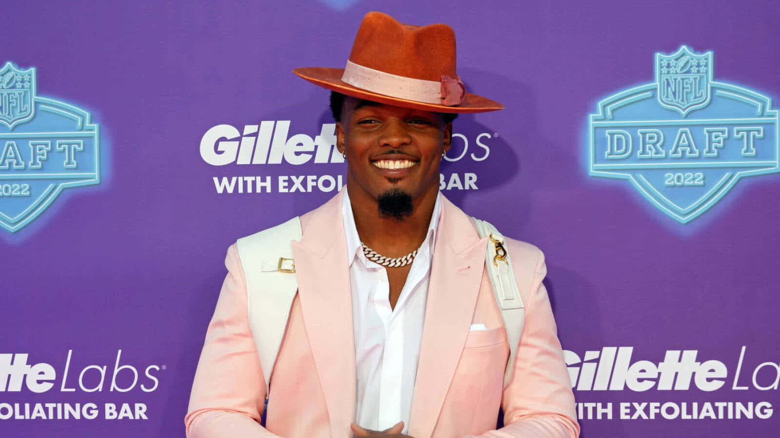 Nakobe Dean, 2022 NFL Draft, pink suit, HD Desktop Wallpaper