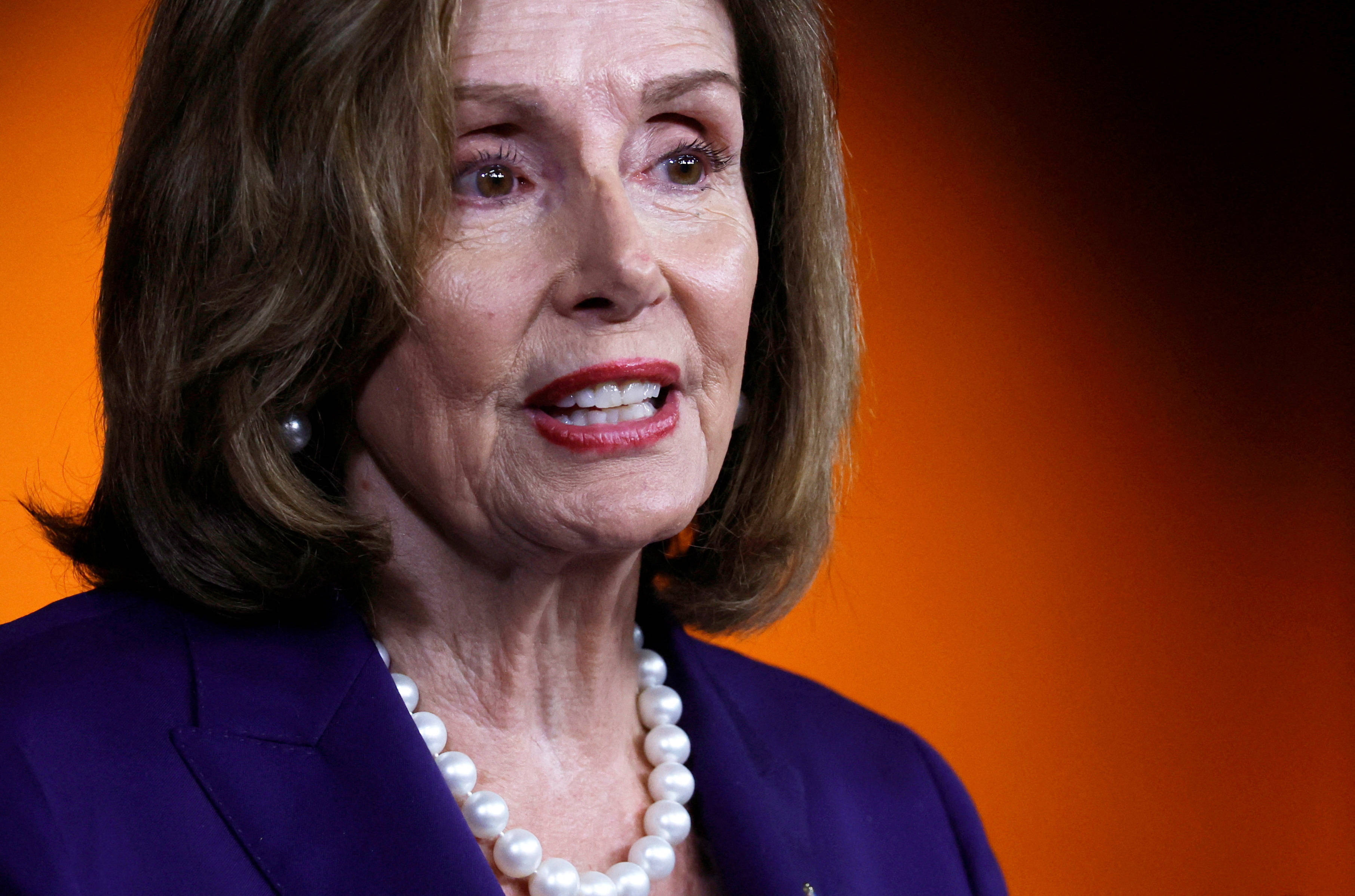 Nancy Pelosi, purple suit, pearl necklace, 2K Desktop Wallpaper
