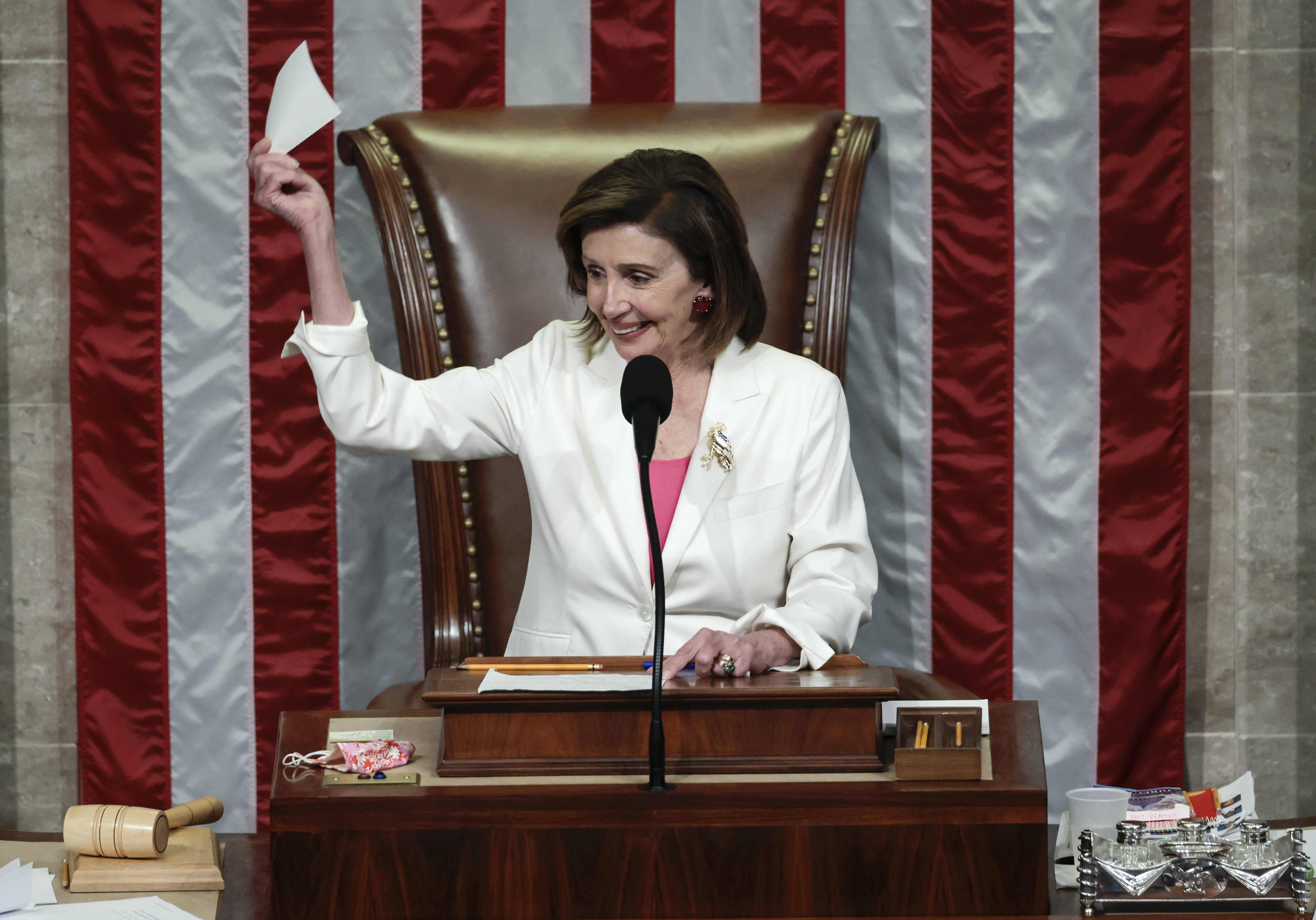 Nancy Pelosi, white paper, wooden podium, 4K Desktop Wallpaper
