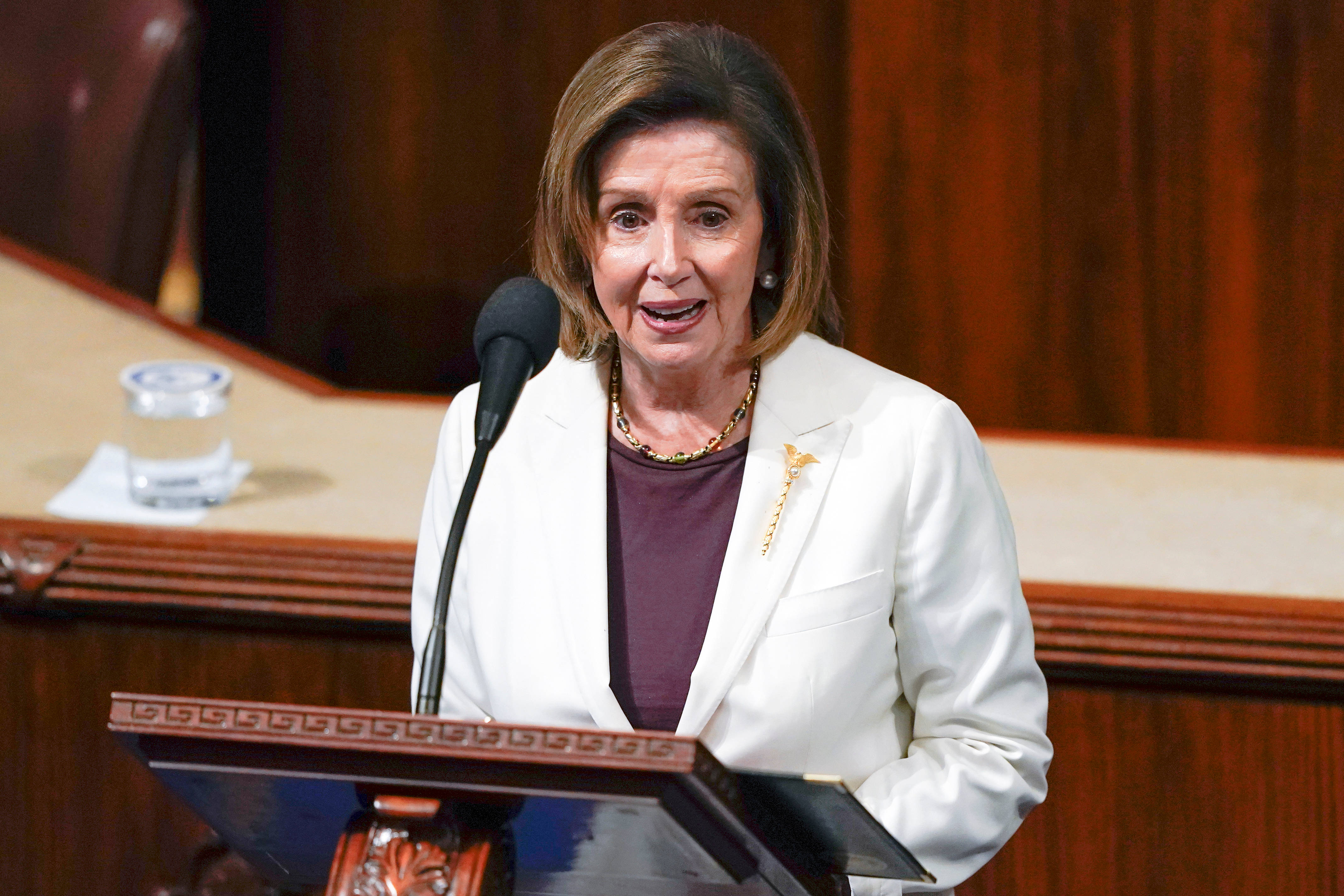 Nancy Pelosi, podium, wooden podium, 4K Desktop Wallpaper
