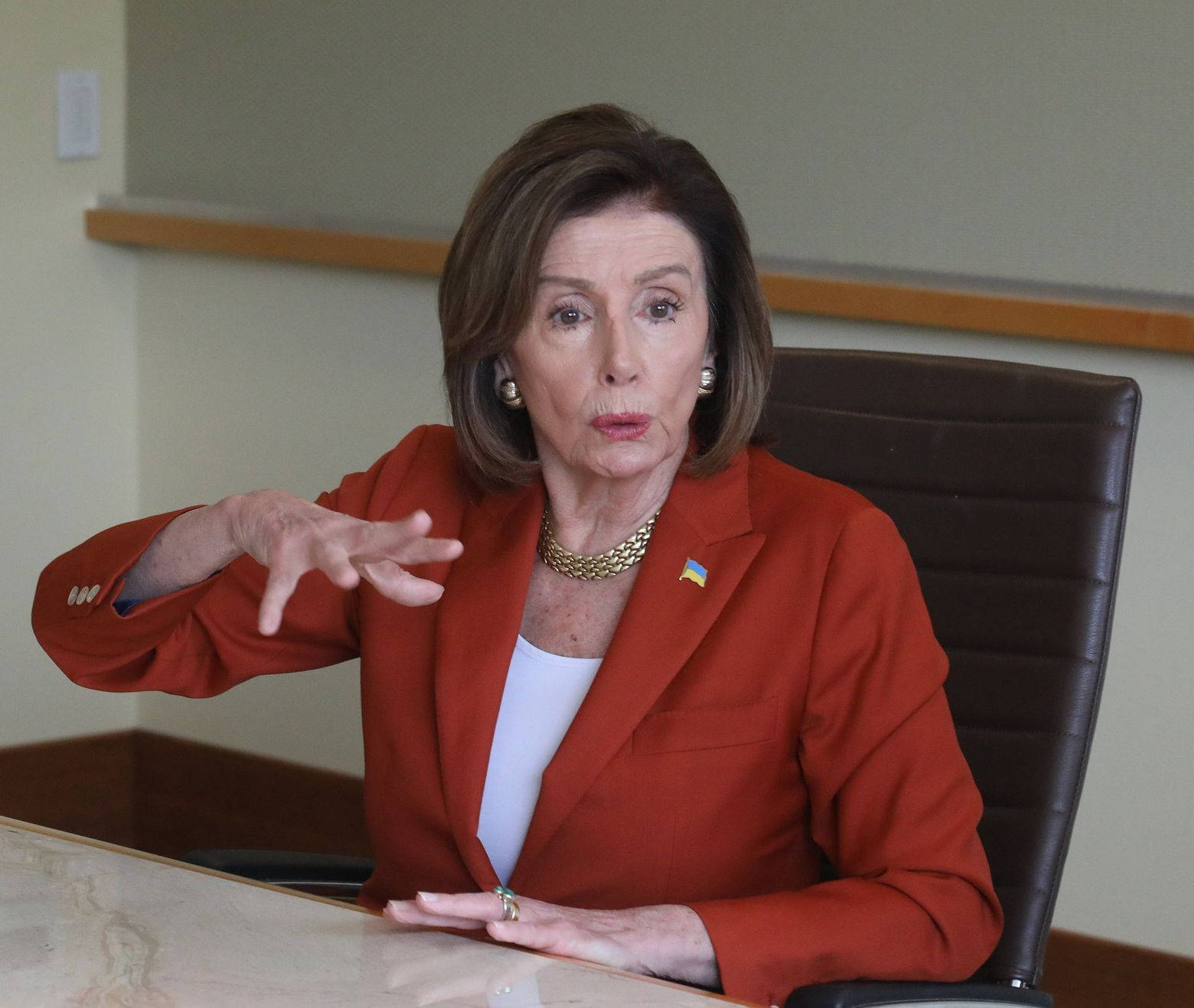 Nancy Pelosi, hand gesture, desk, HD Desktop Wallpaper