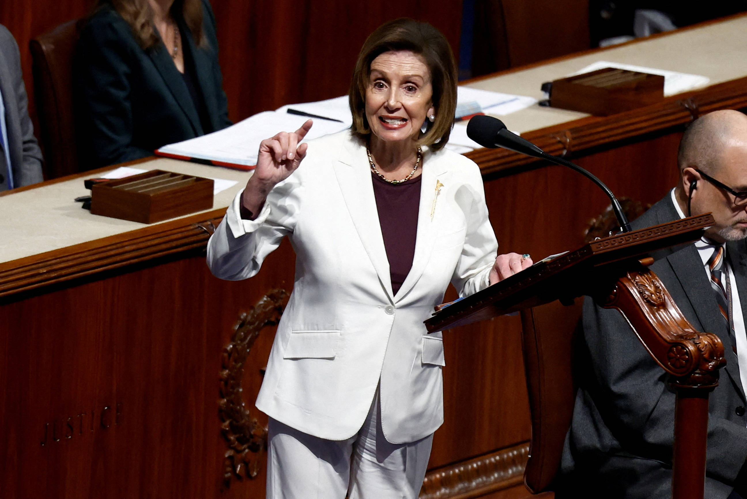 Nancy Pelosi, white pantsuit, wooden podium, 2K Desktop Wallpaper