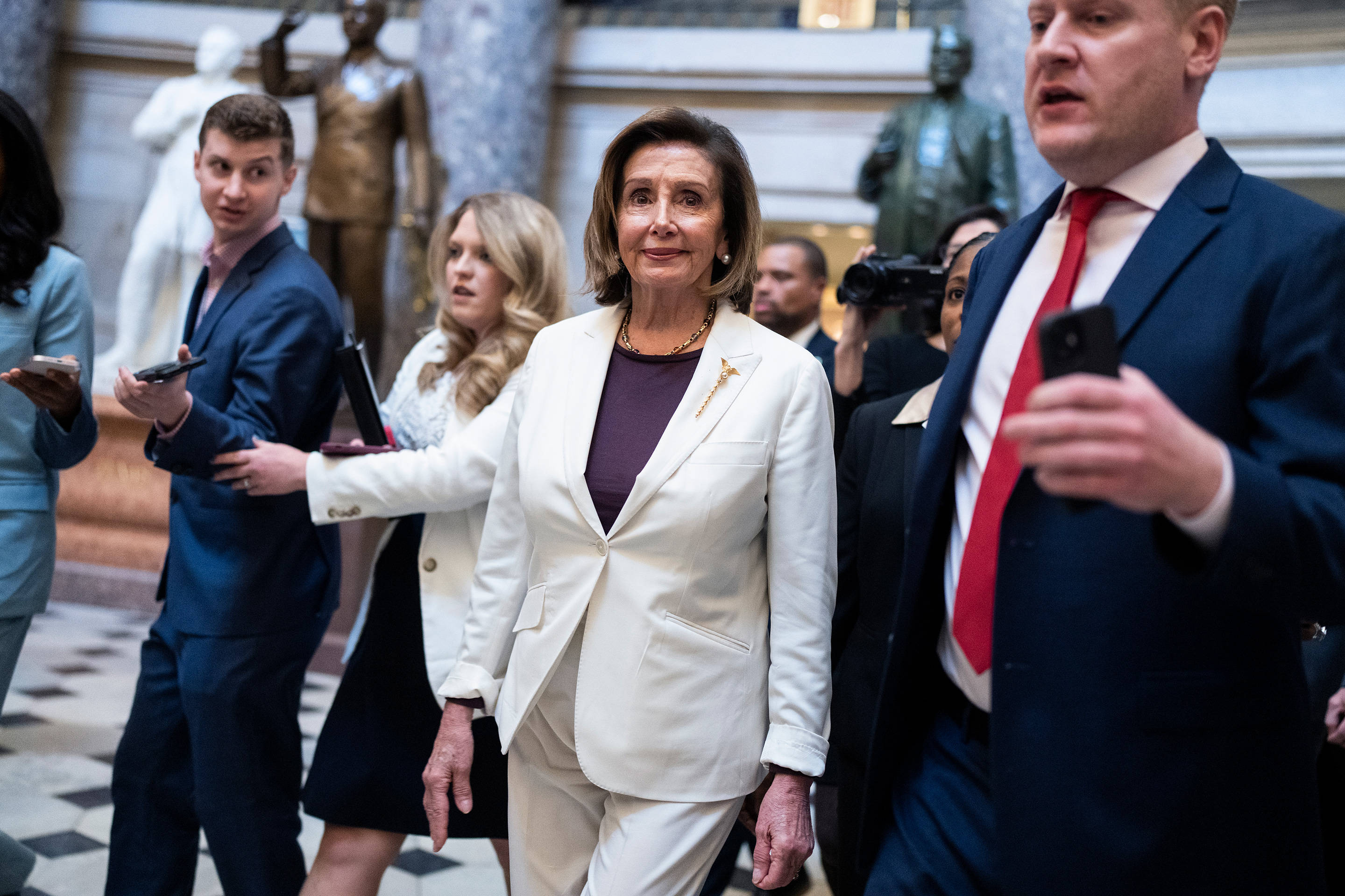 Nancy Pelosi, aides, reporters, 2K Desktop Wallpaper