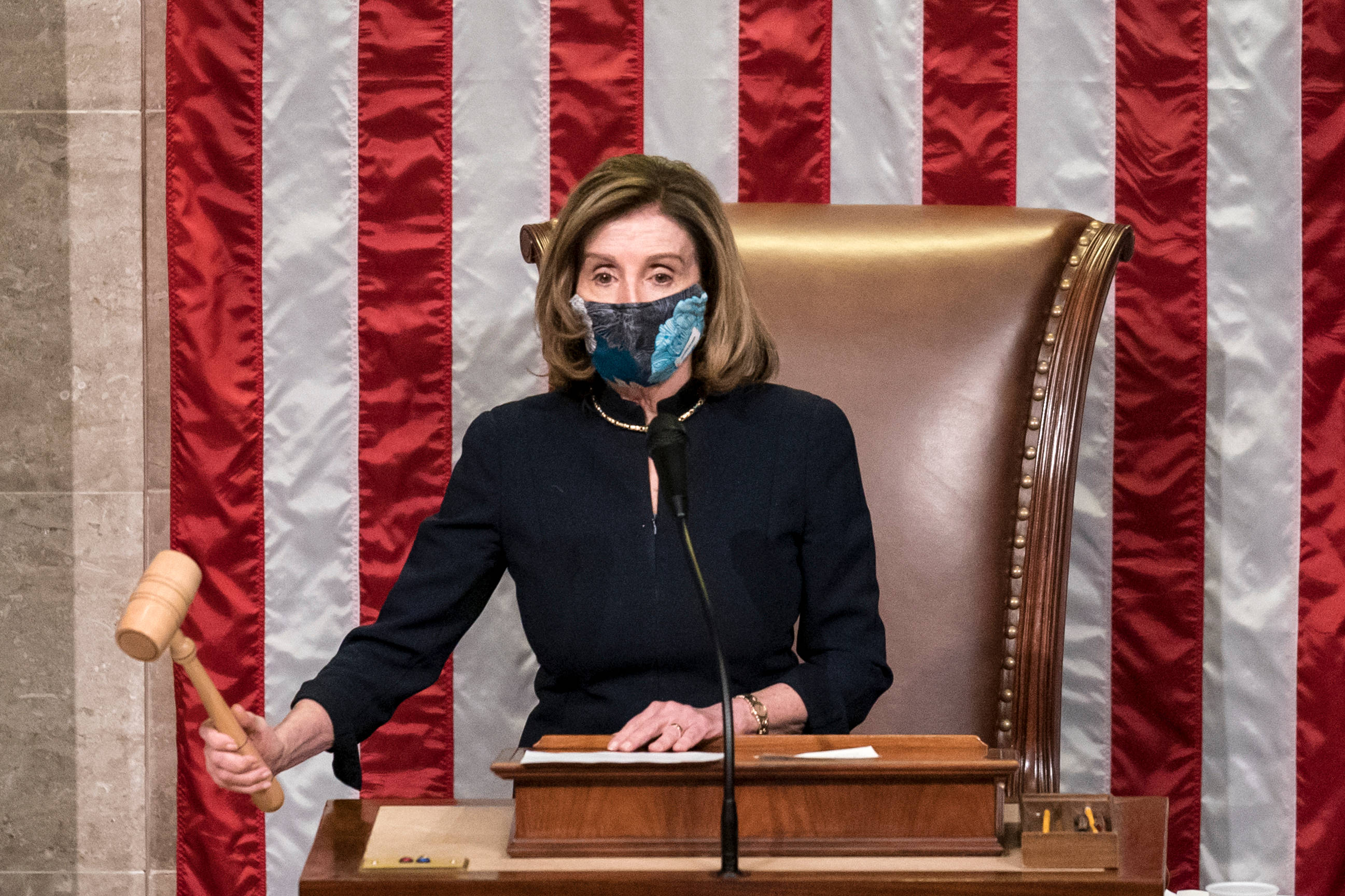 Nancy Pelosi, gavel, dark suit, 2K Desktop Wallpaper