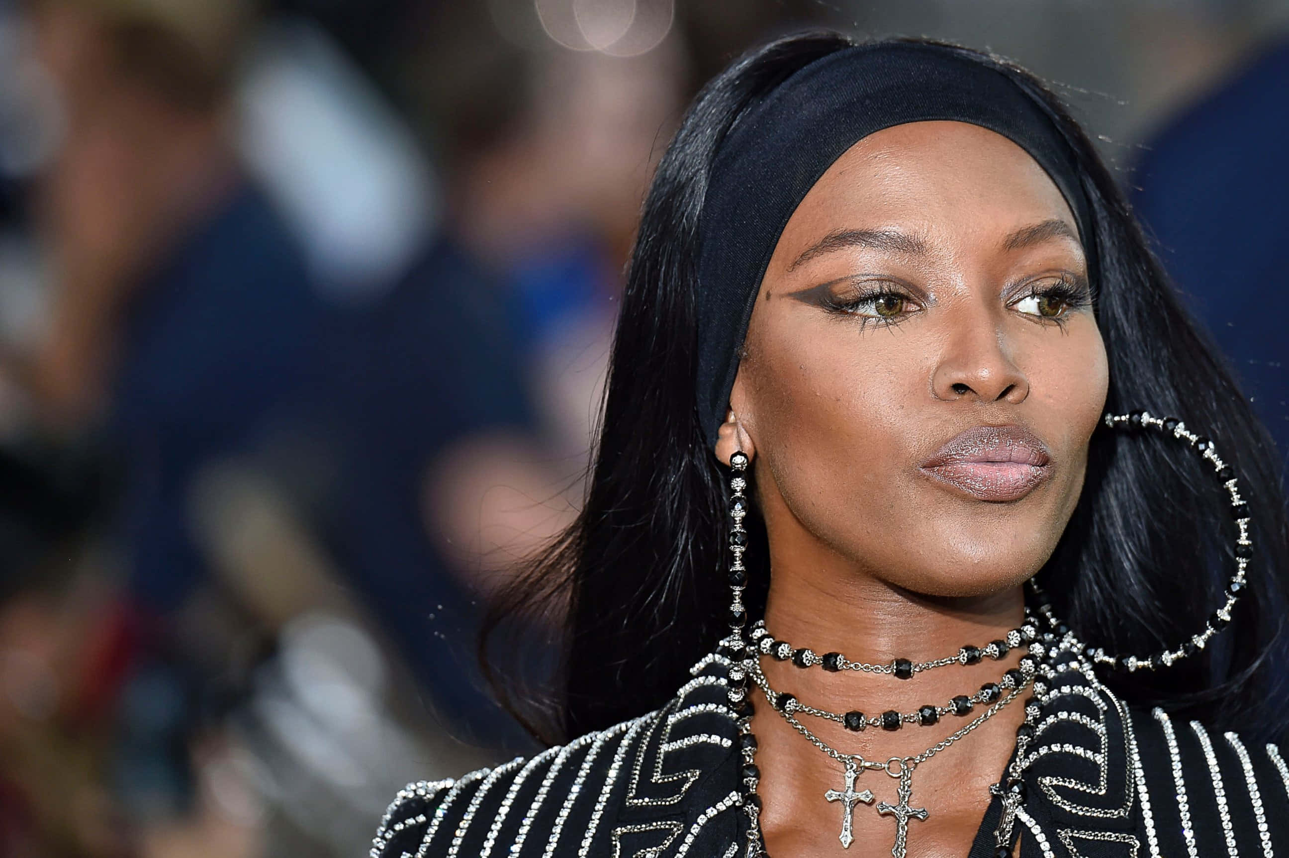Naomi Campbell, beaded black and white outfit, bold makeup, 2K Desktop Wallpaper