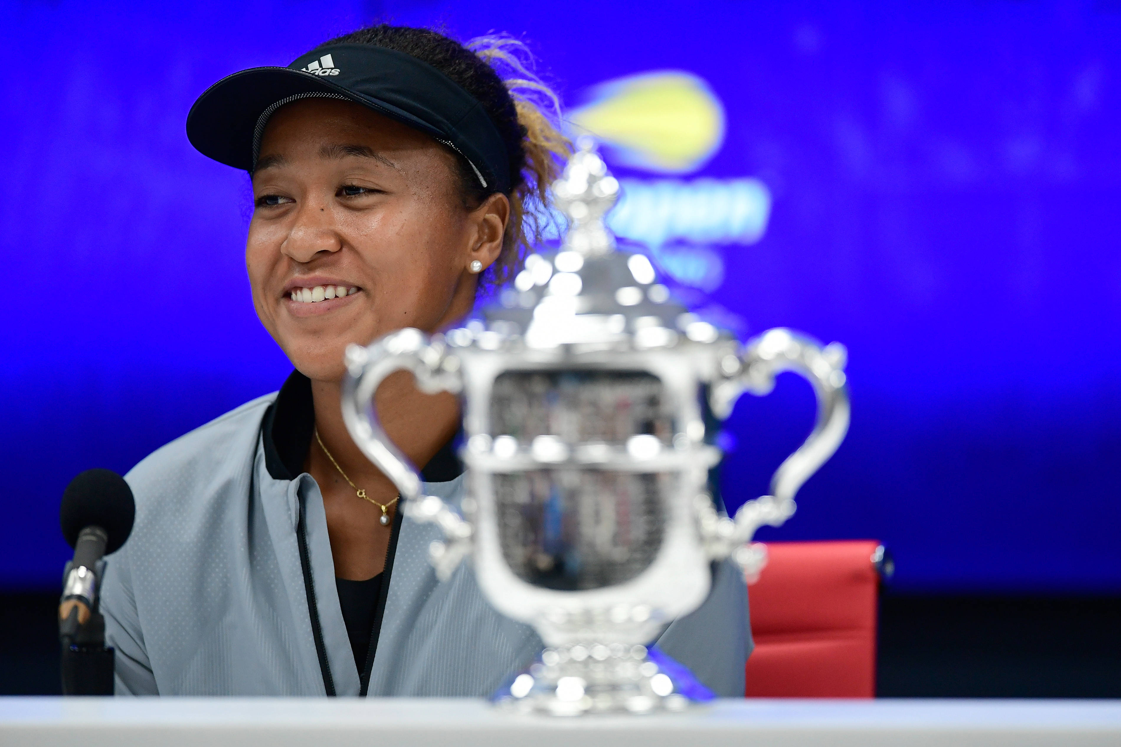 Naomi Osaka, 2018 US Open Trophy, silver trophy, 2K Desktop Wallpaper