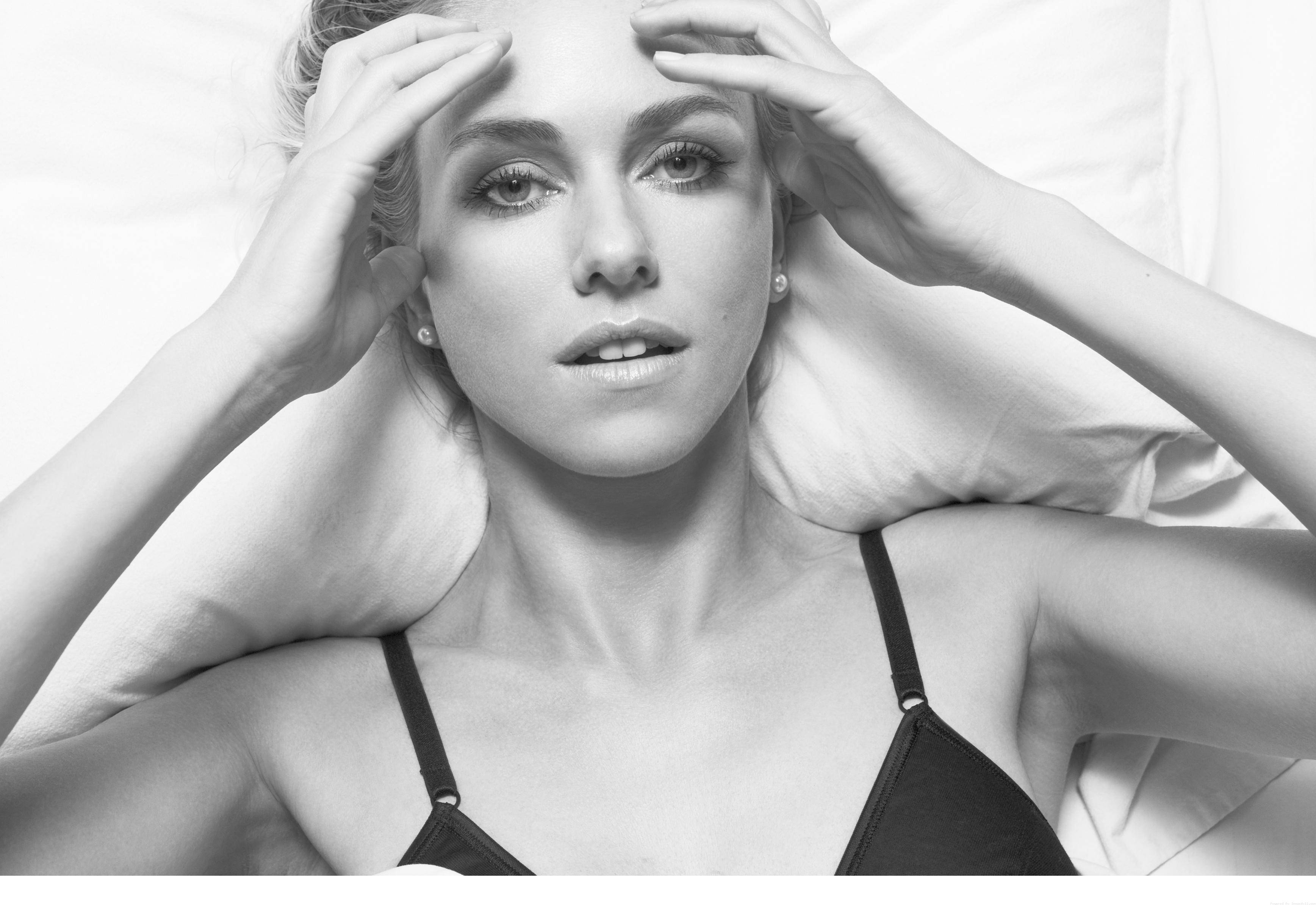 Naomi Watts, black lingerie, white bed, 2K Desktop Wallpaper