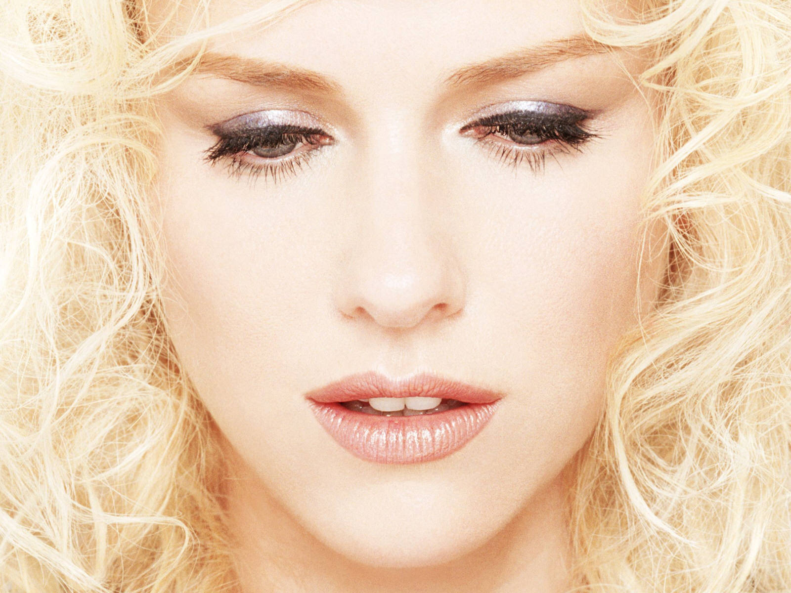 Naomi Watts, blonde curls, smoky silver eyeshadow, HD Desktop Wallpaper