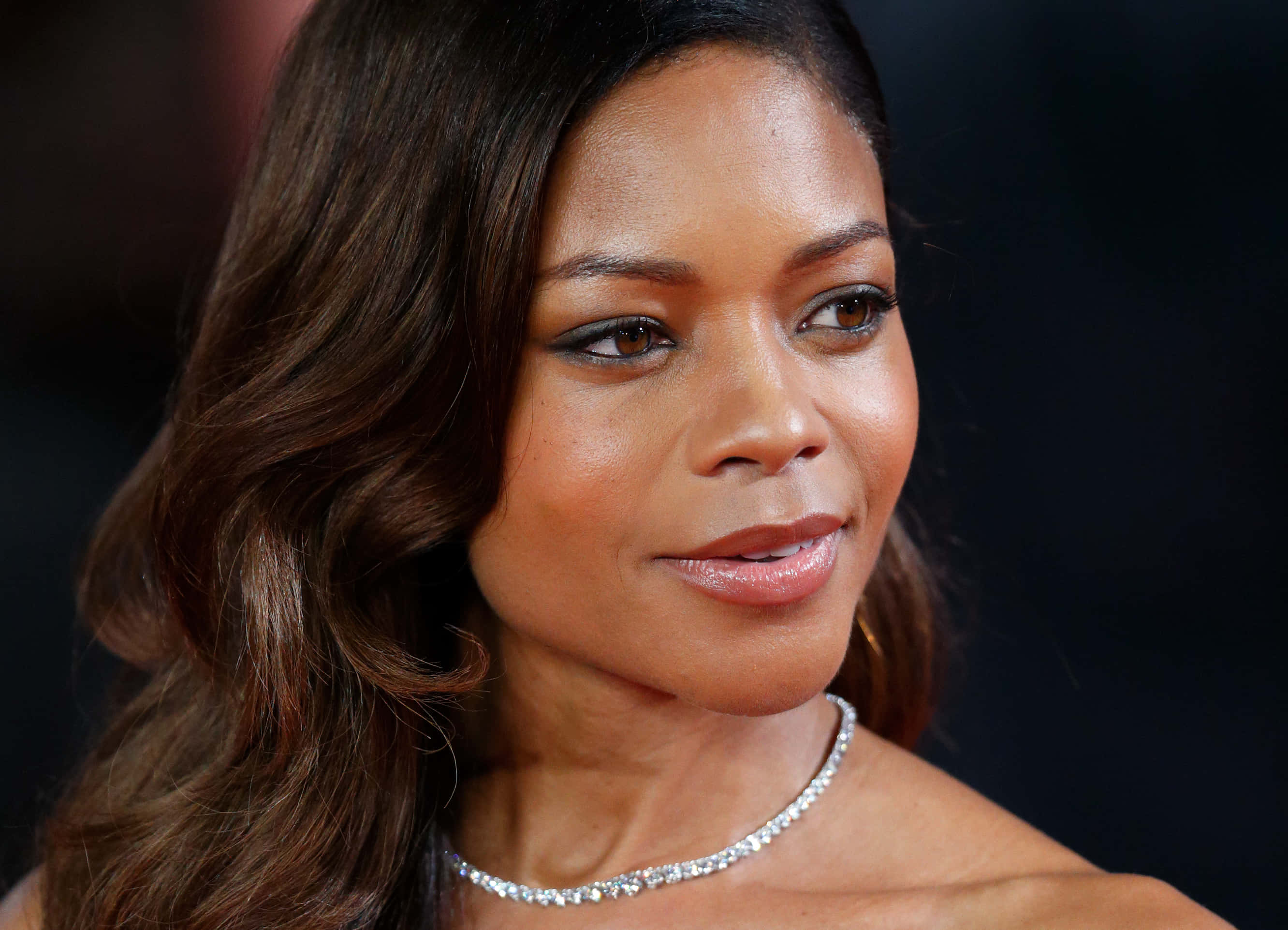 Naomie Harris, wavy brown hair, diamond necklace, 2K Desktop Wallpaper