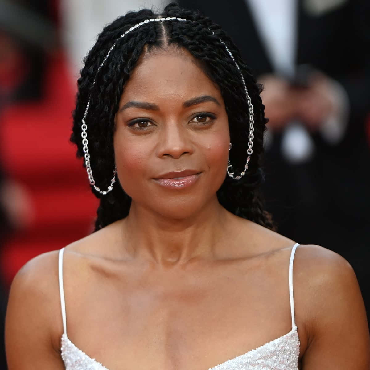 Naomie Harris, white beaded dress, silver chains, SD Desktop Wallpaper