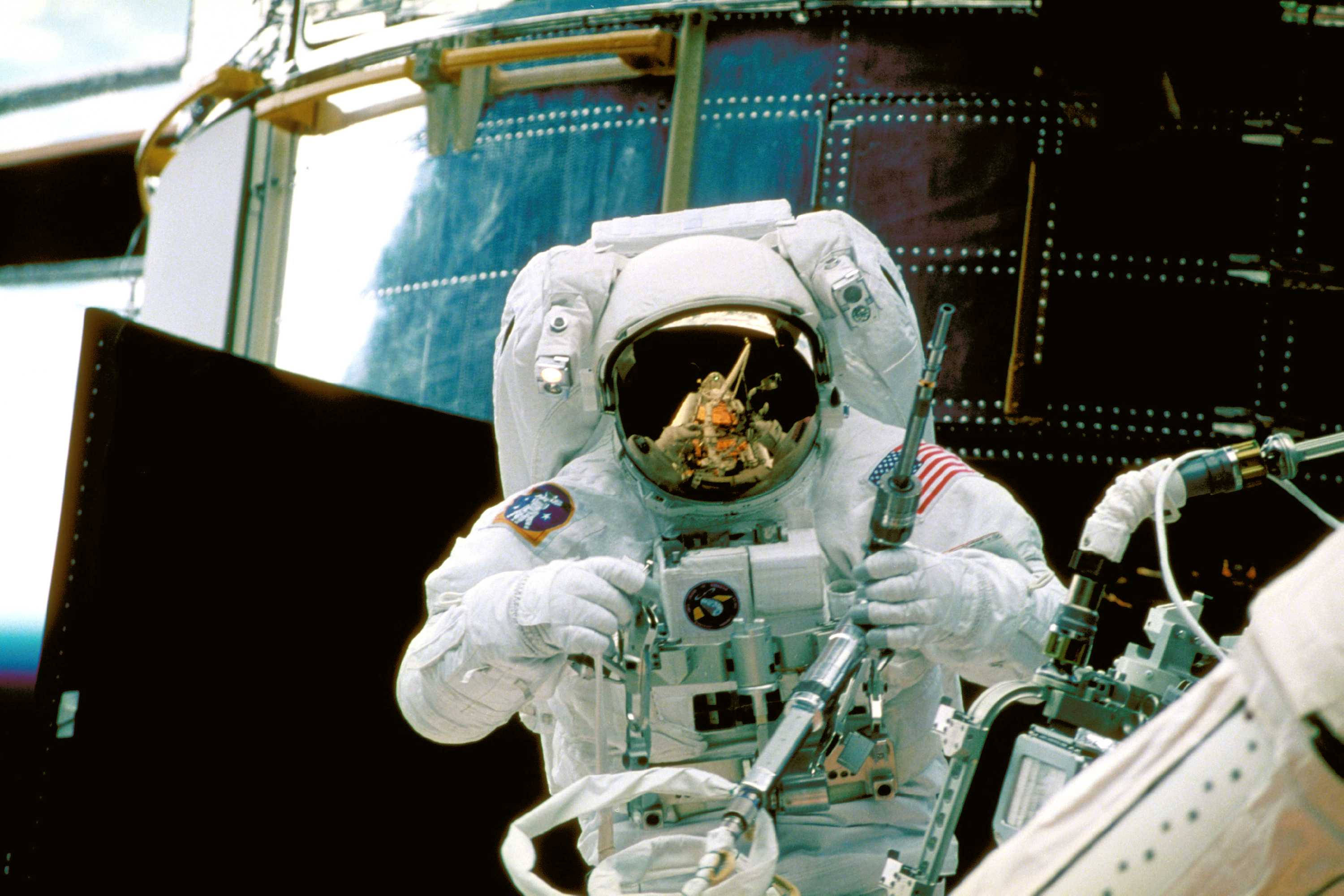 astronaut, white spacesuit, spacewalk, 2K Desktop Wallpaper