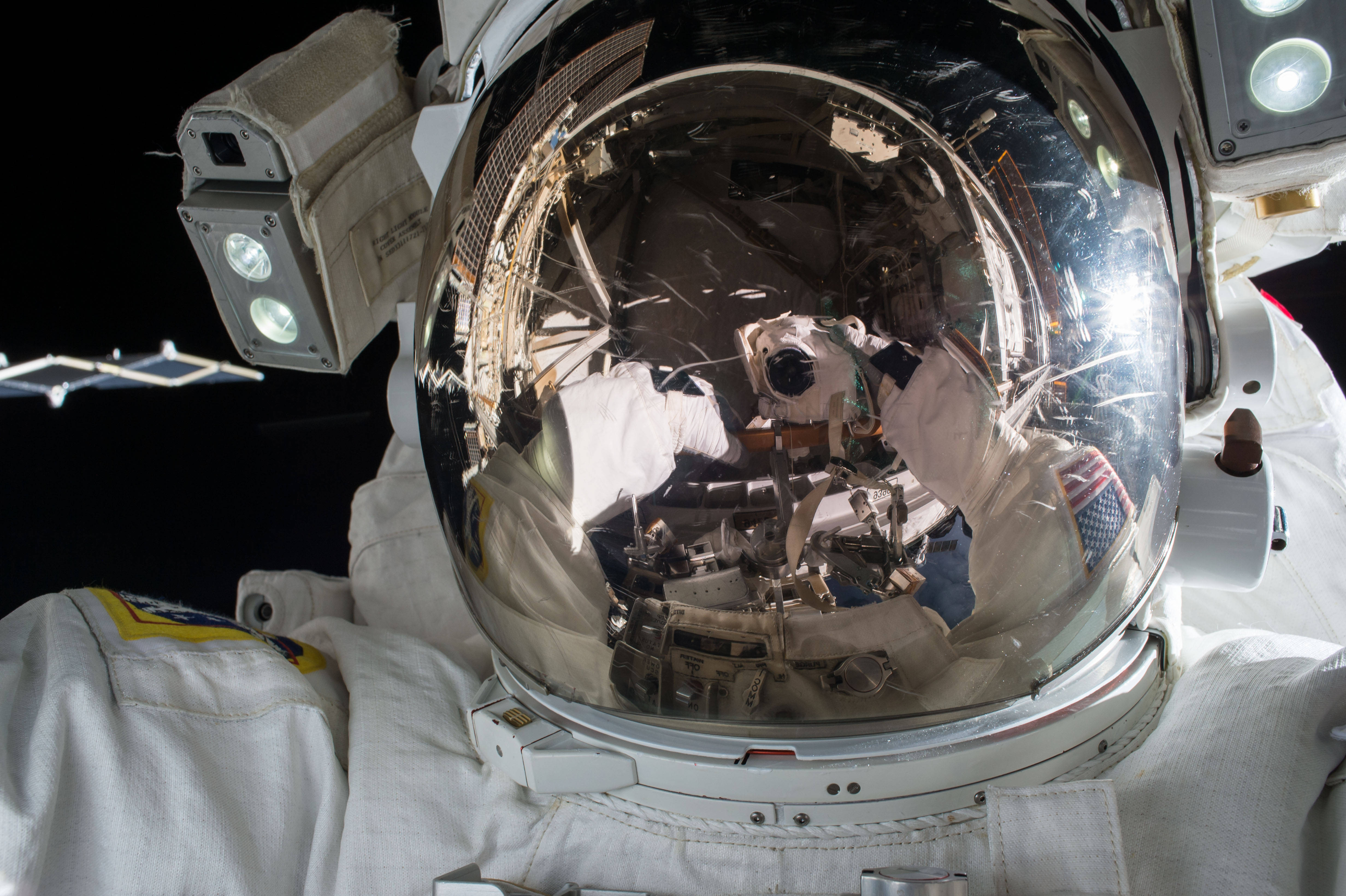 NASA Aesthetic, astronaut, white spacesuit, 4K Desktop Wallpaper