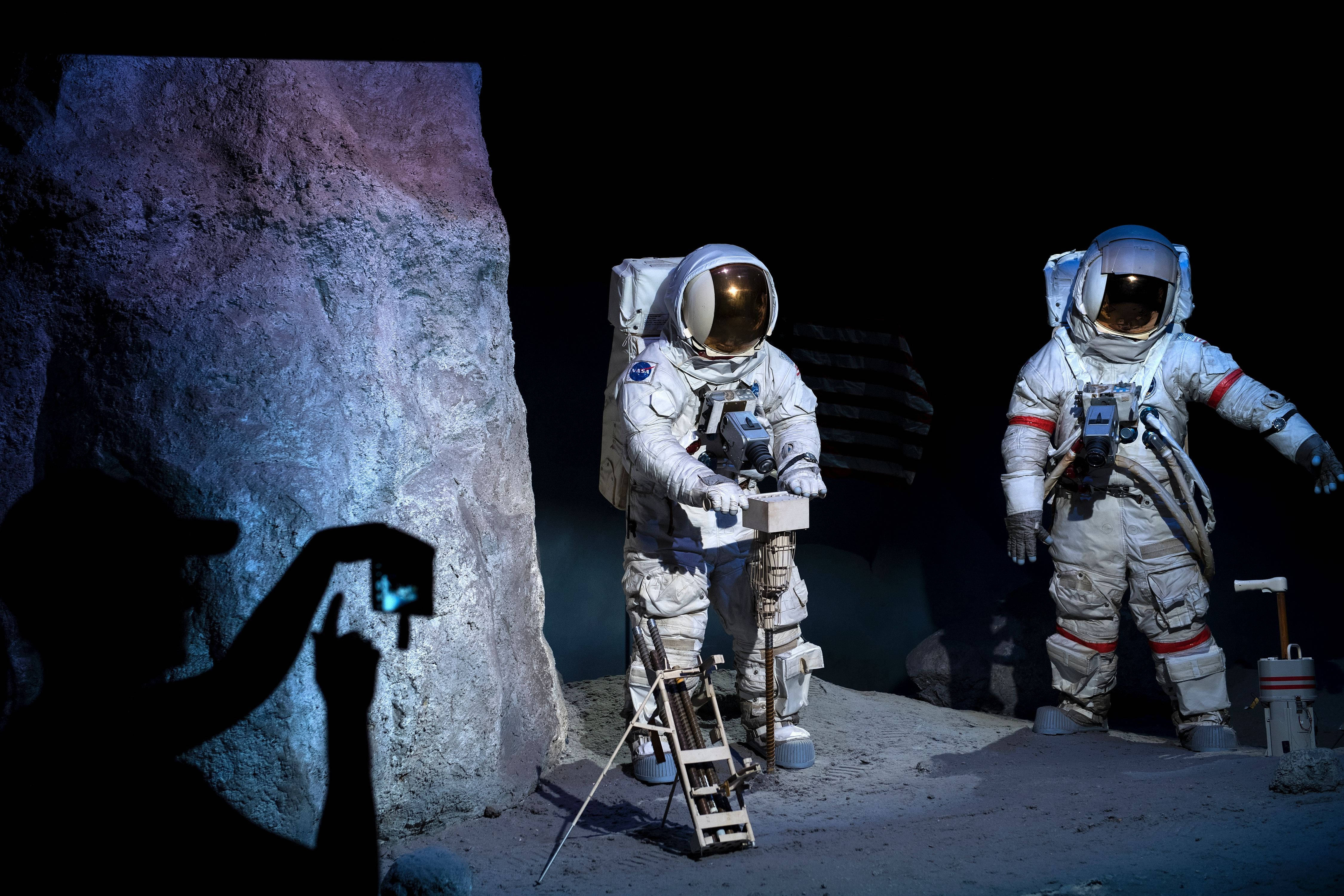 astronaut, NASA Houston, moon-like surface, 4K Desktop Wallpaper