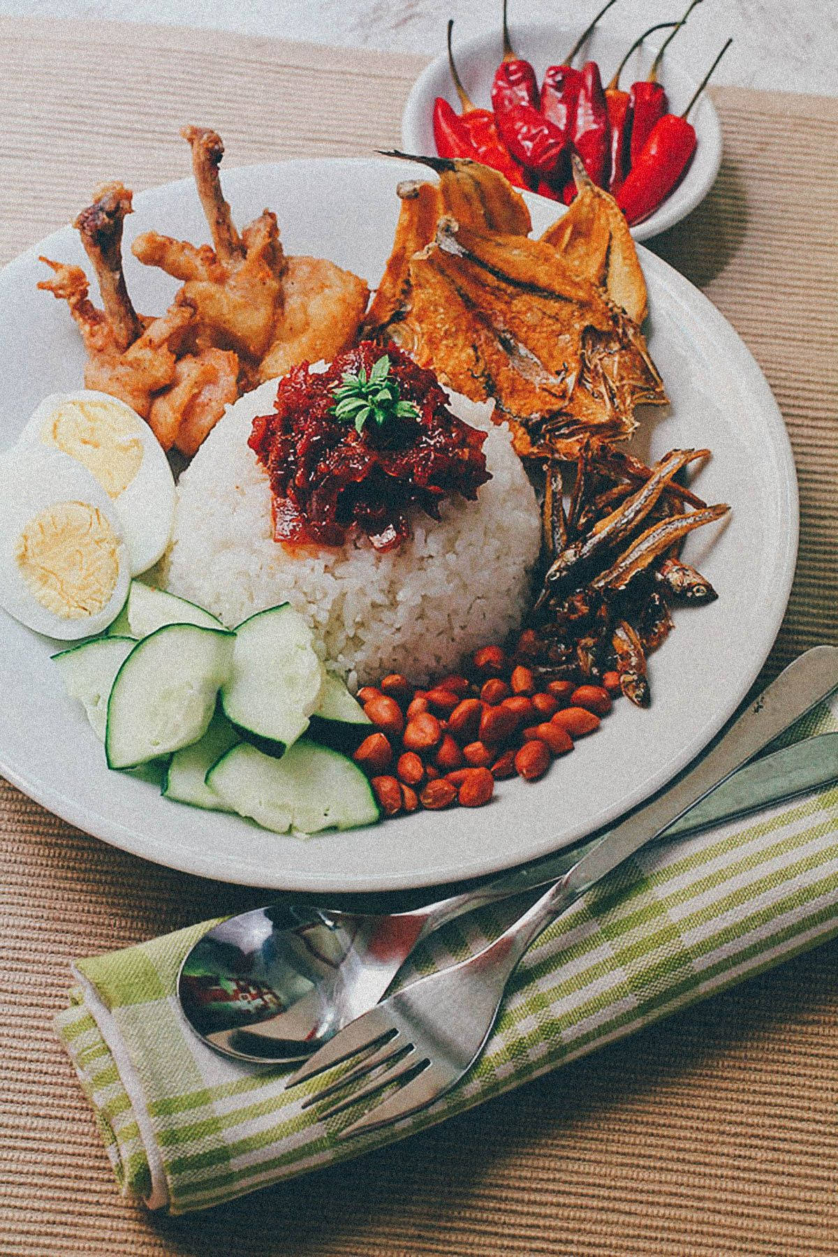 nasi lemak, fried chicken, fish crackers, HD Phone Wallpaper
