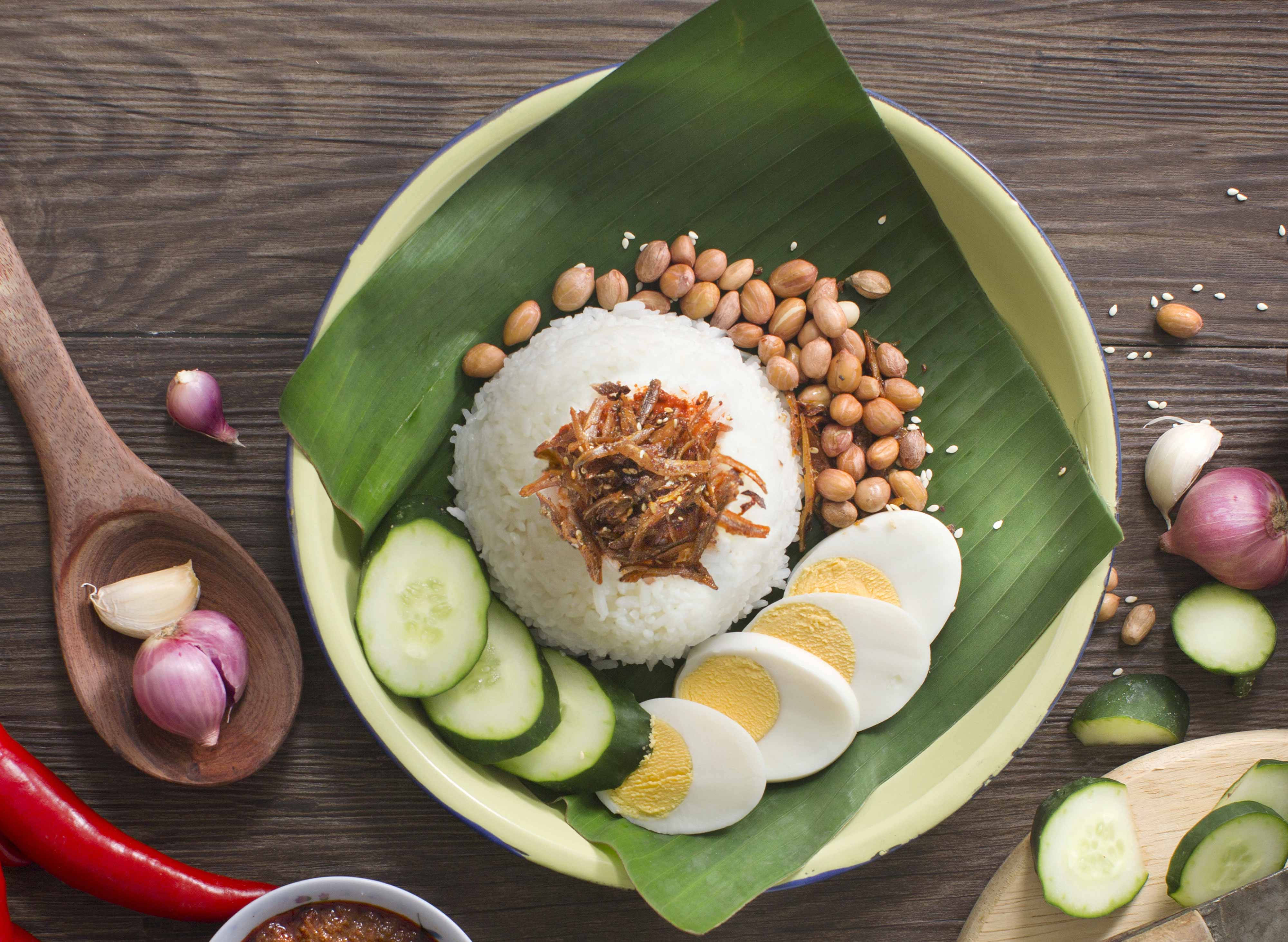 nasi lemak, banana leaf, peanuts, 4K Desktop Wallpaper